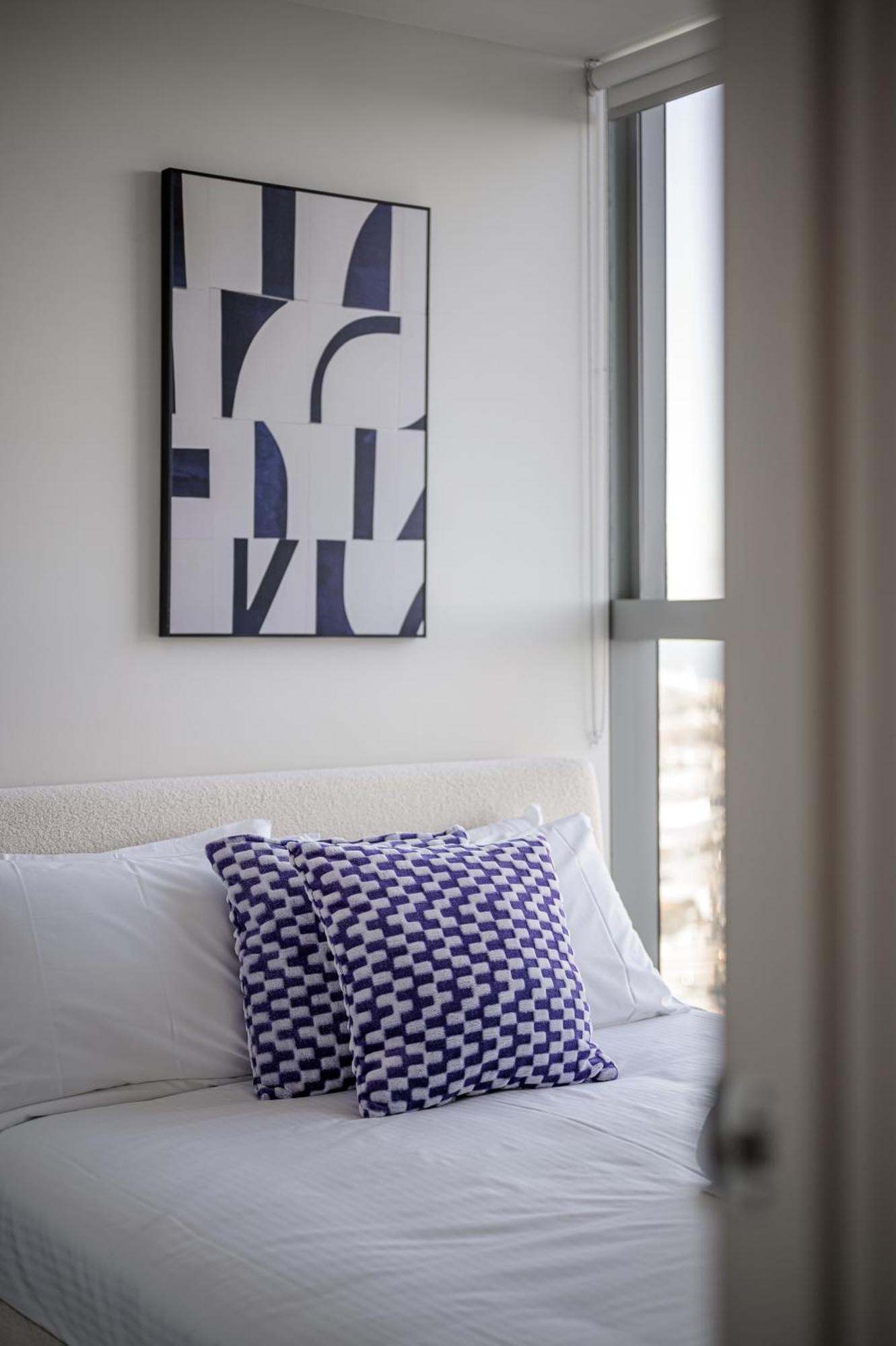Elevated Lifestyle In Melb Landmark- Spacious 2b2b * Melbourne