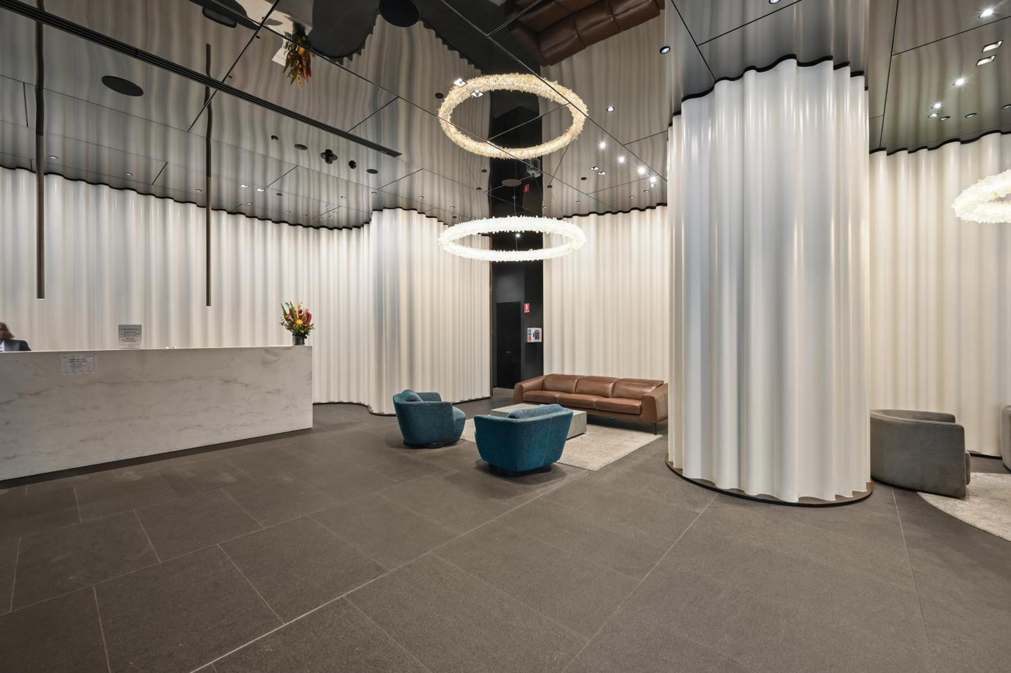 Elevated Lifestyle In Melb Landmark- Spacious 2b2b
