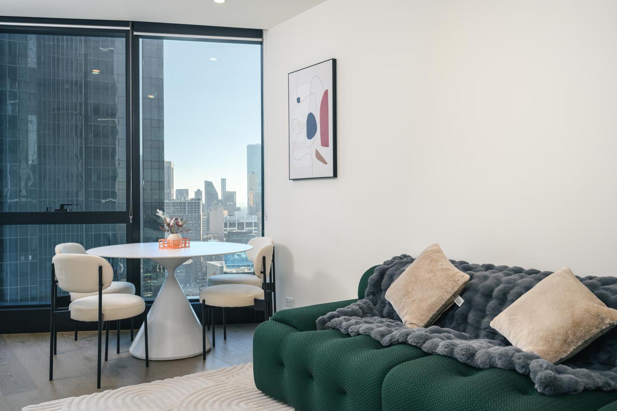 Elevated Lifestyle In Melb Landmark- Spacious 2b2b Apartment