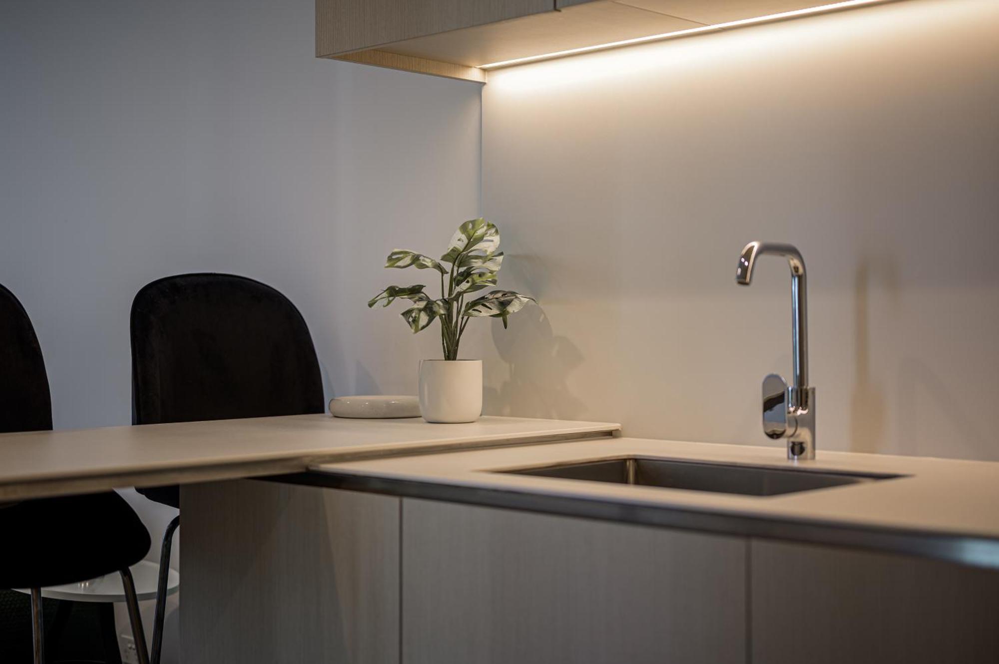 Apartment Elevated Lifestyle In Melb Landmark- Spacious 2b2b