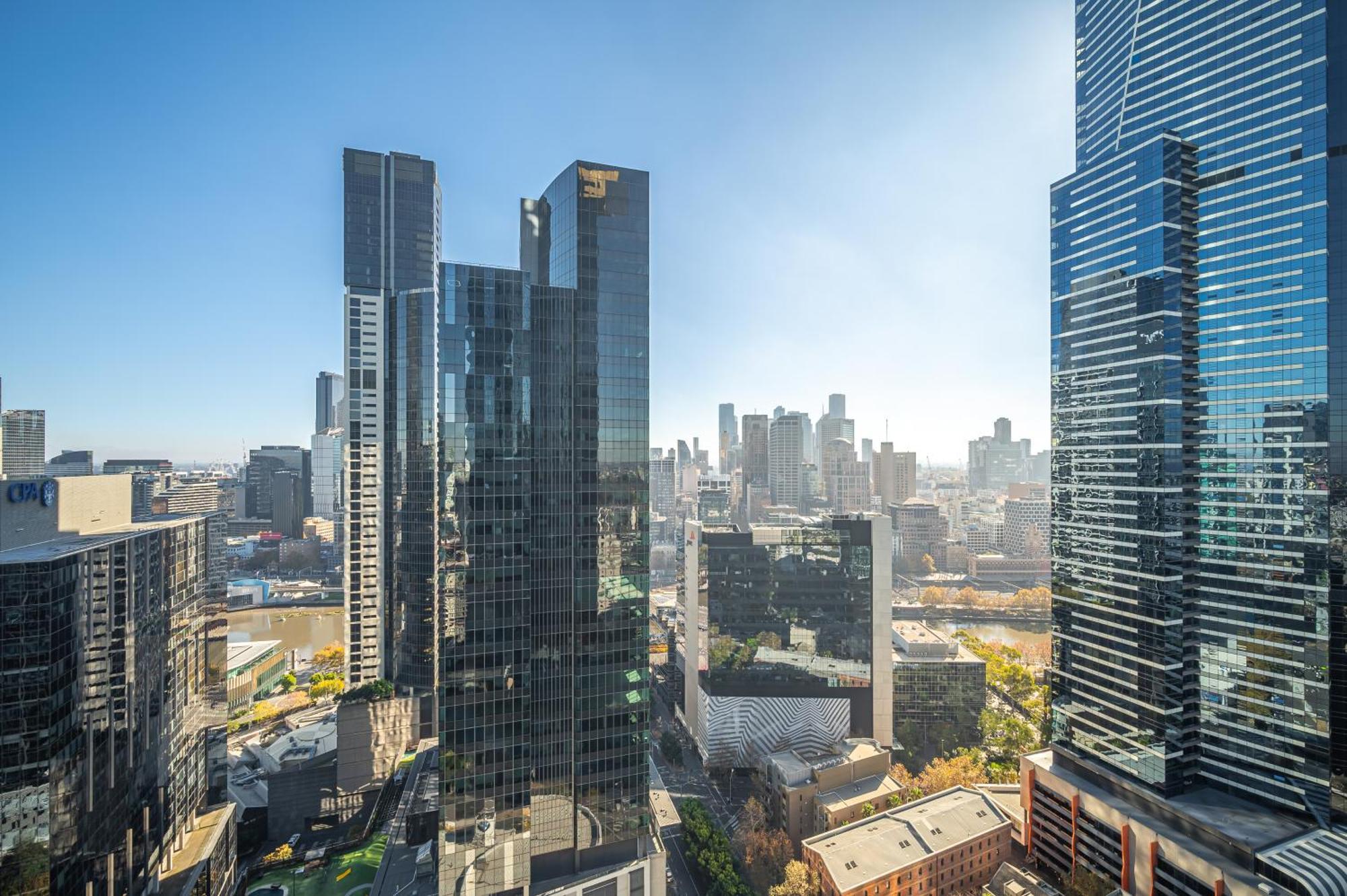 Elevated Lifestyle In Melb Landmark- Spacious 2b2b *