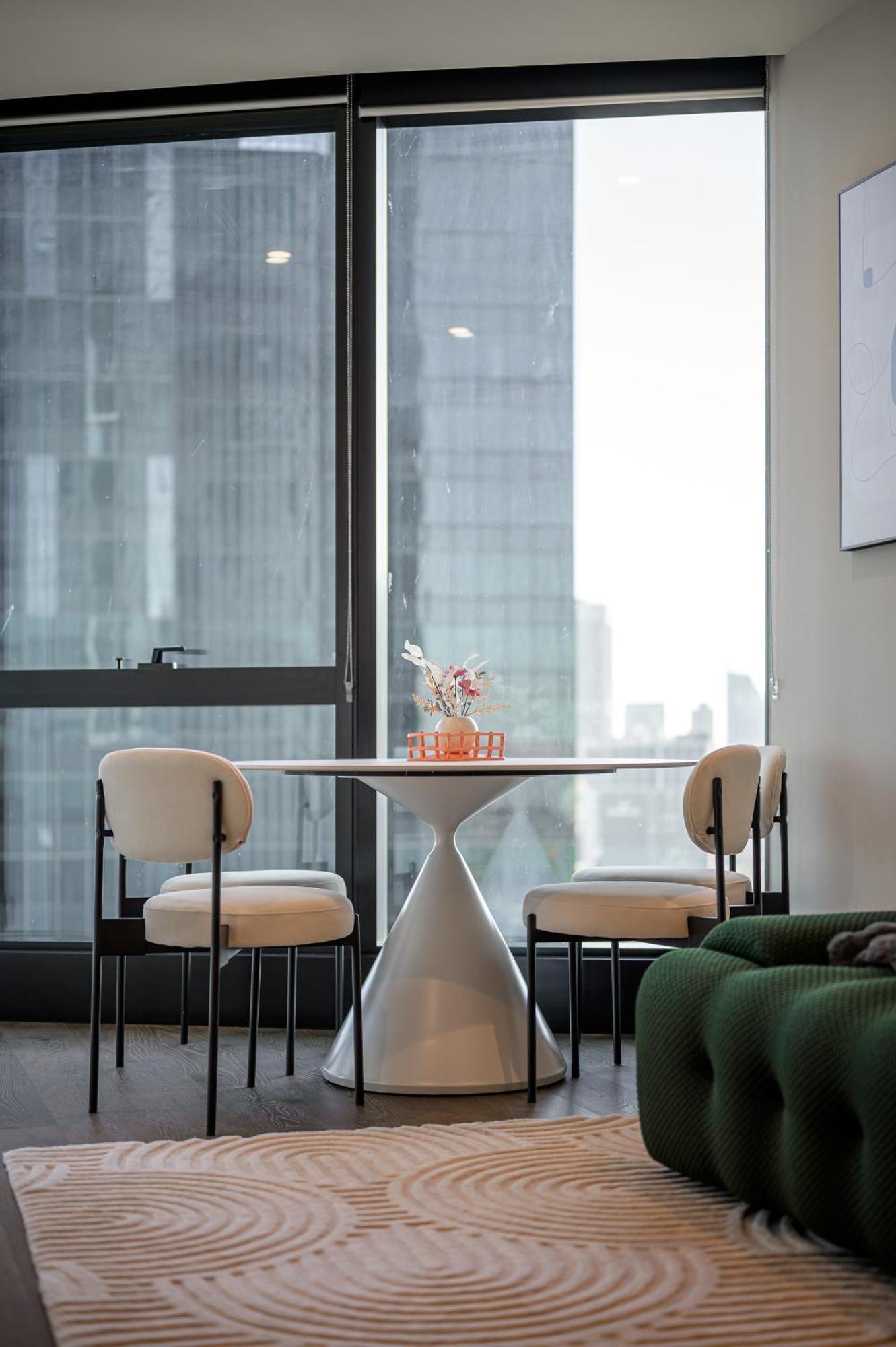 Elevated Lifestyle In Melb Landmark- Spacious 2b2b *