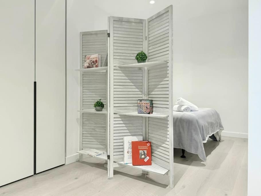 Prestigious Lv56 1br Cbd At West Side Place #wsp56b Apartment Melbourne