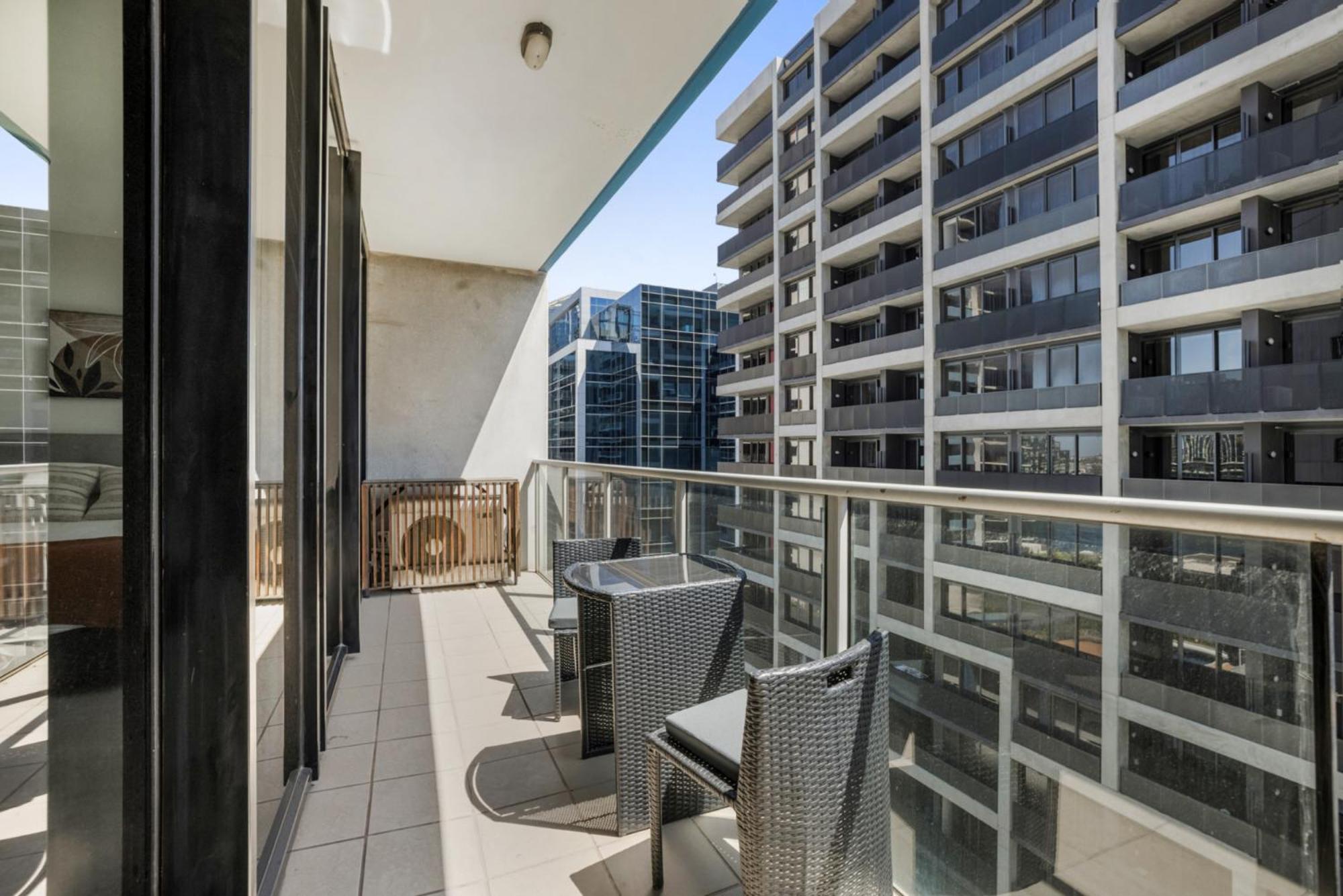 Spacious 1-bed Unit In Heart With Gym And Pool Apartment Melbourne