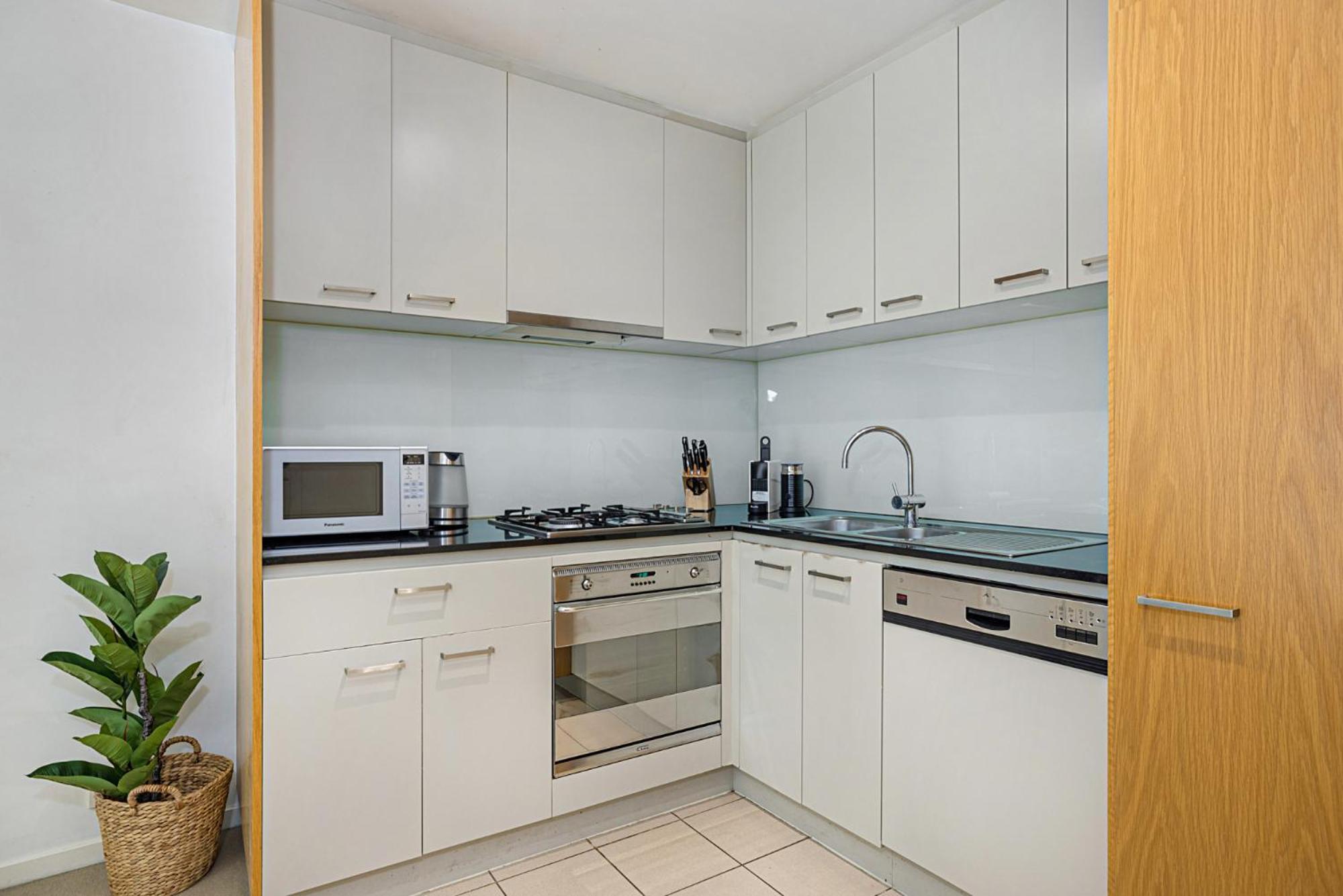 Spacious 1-bed Unit In Heart With Gym And Pool Melbourne