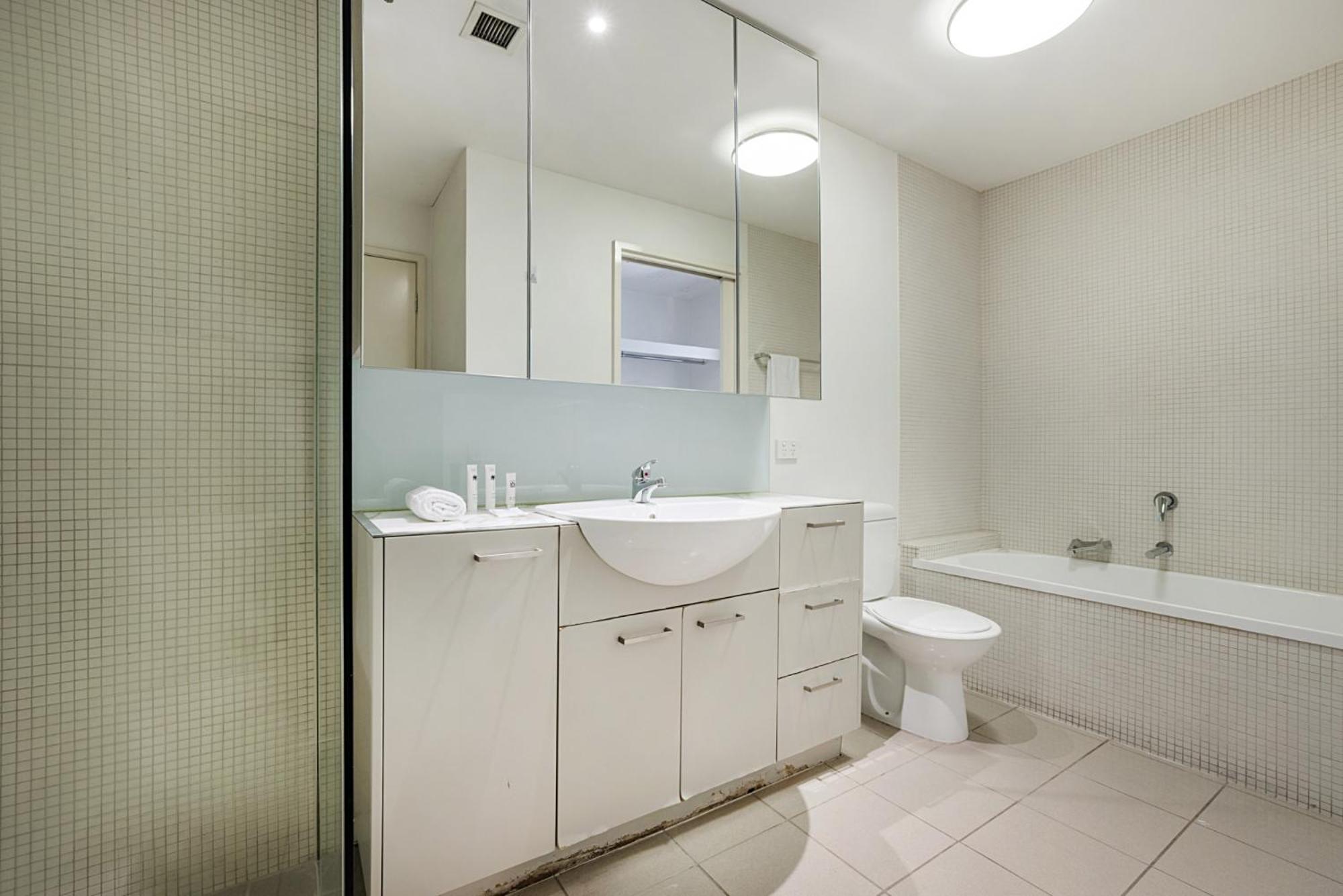 Spacious 1-bed Unit In Heart With Gym And Pool * Melbourne