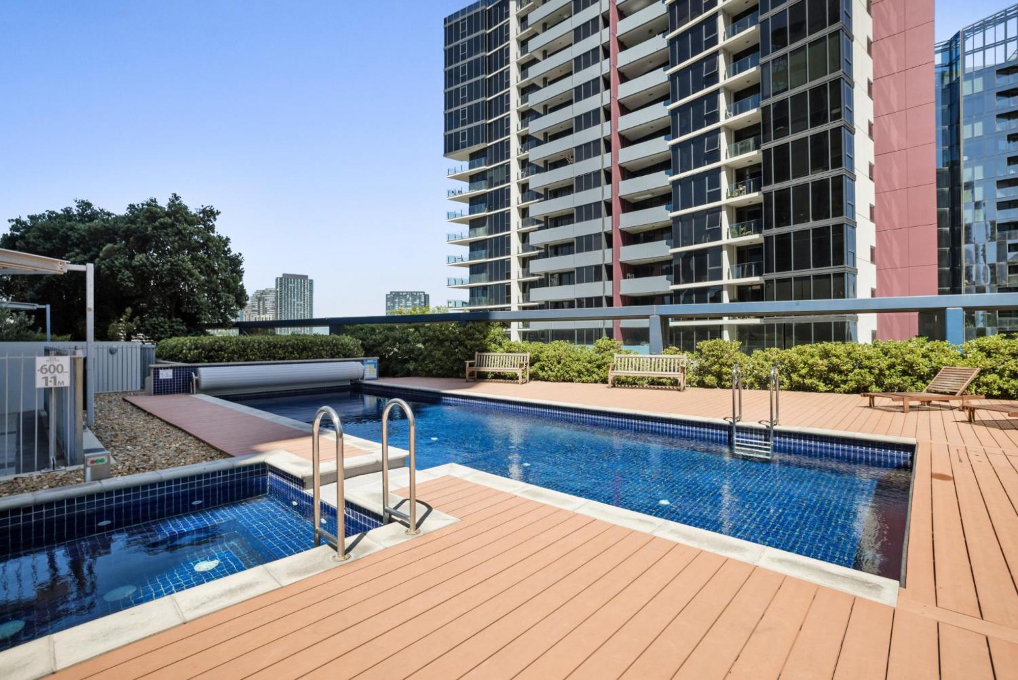 Spacious 1-bed Unit In Heart With Gym And Pool Apartment Melbourne