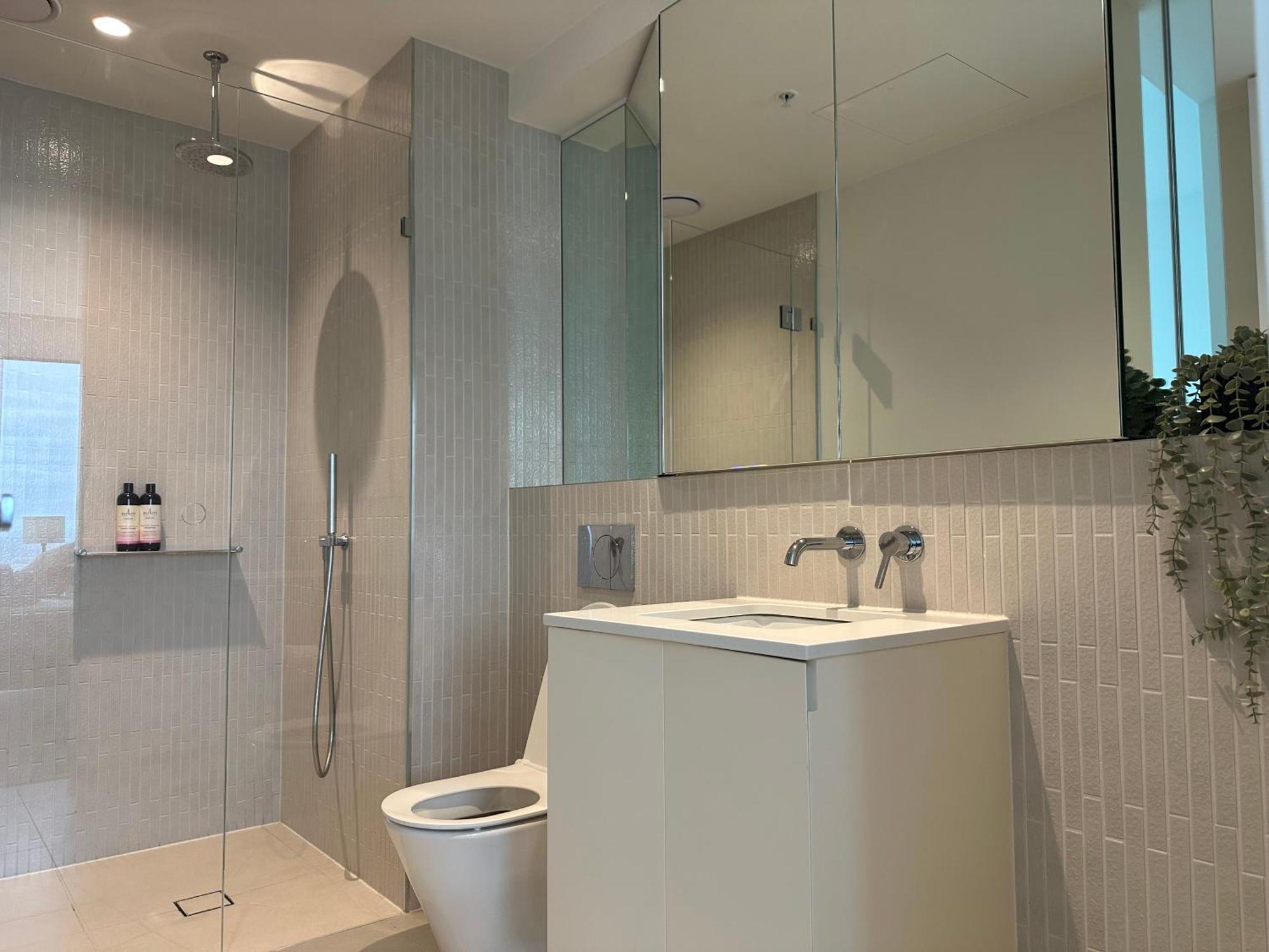 Skyline Serenity Retreat Apartment