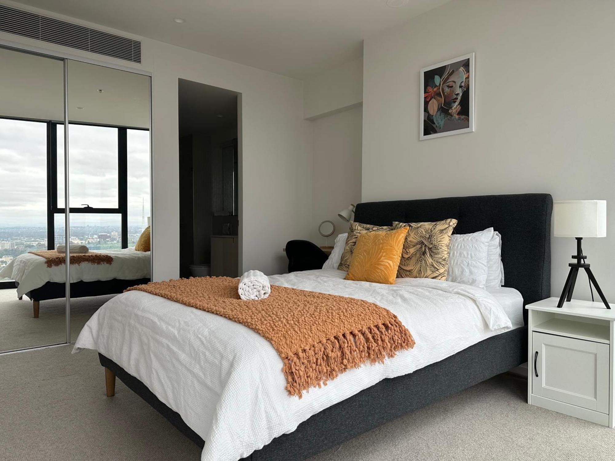 Skyline Serenity Retreat Apartment