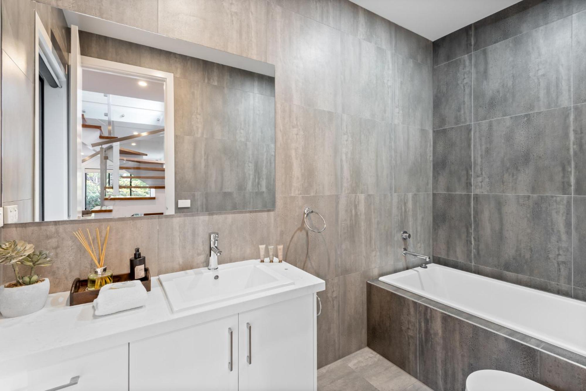 Modern 2-bed In Brunswick With Courtyard Holiday home *