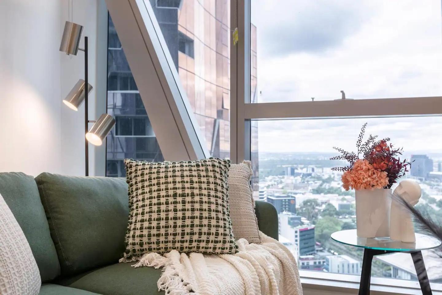 Earthy Retreat In Melb's Shopping Hub With Views * Melbourne