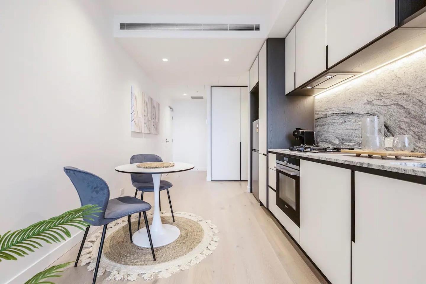 Earthy Retreat In Melb's Shopping Hub With Views Apartment *
