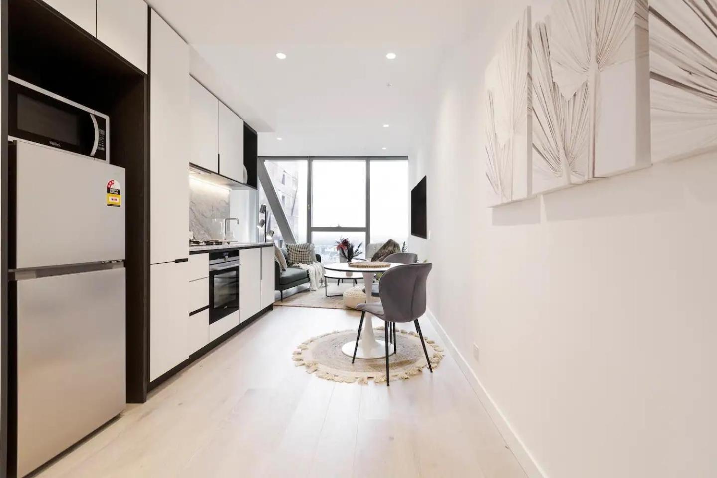 Earthy Retreat In Melb's Shopping Hub With Views *