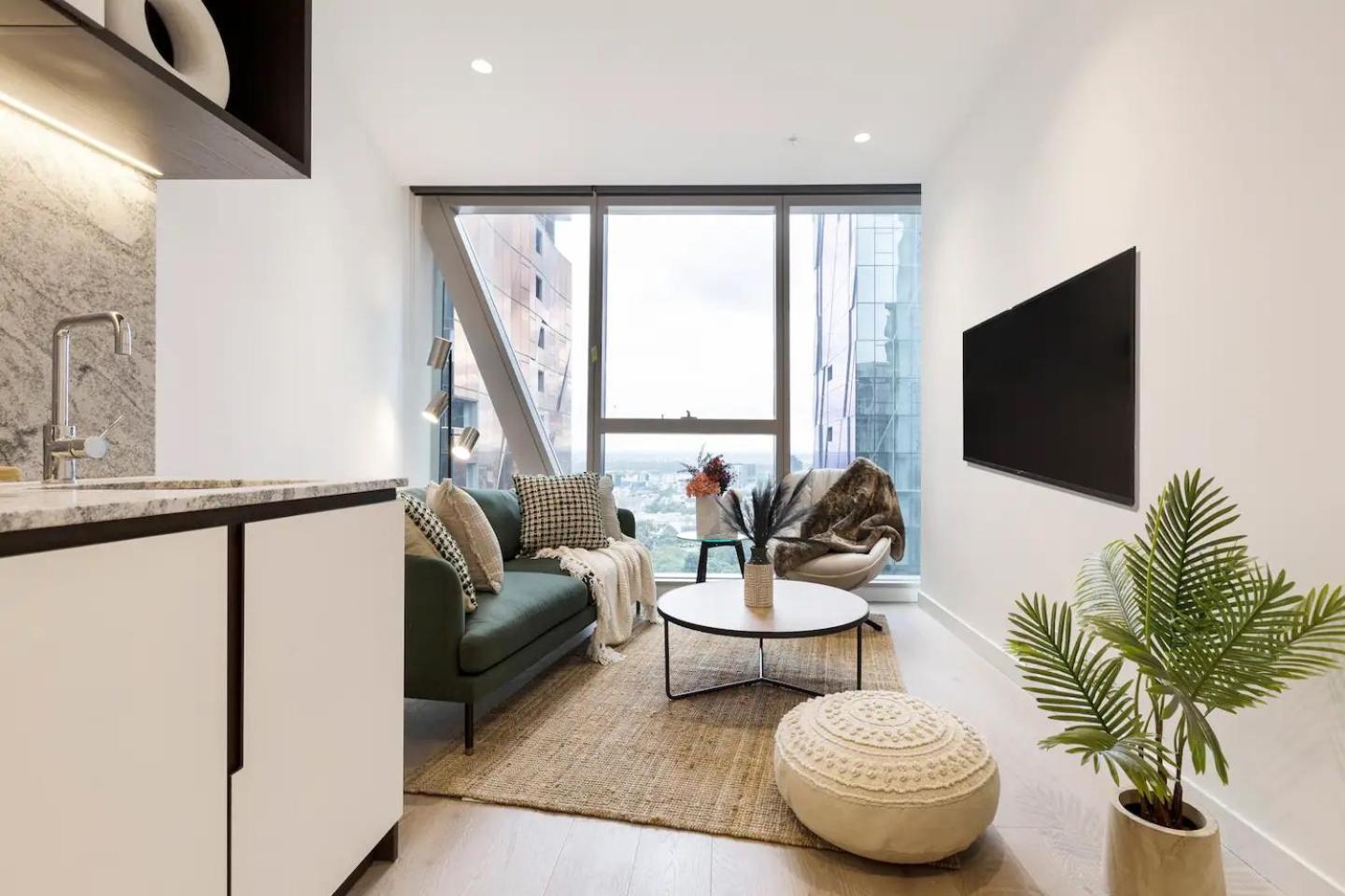 Earthy Retreat In Melb's Shopping Hub With Views * Melbourne