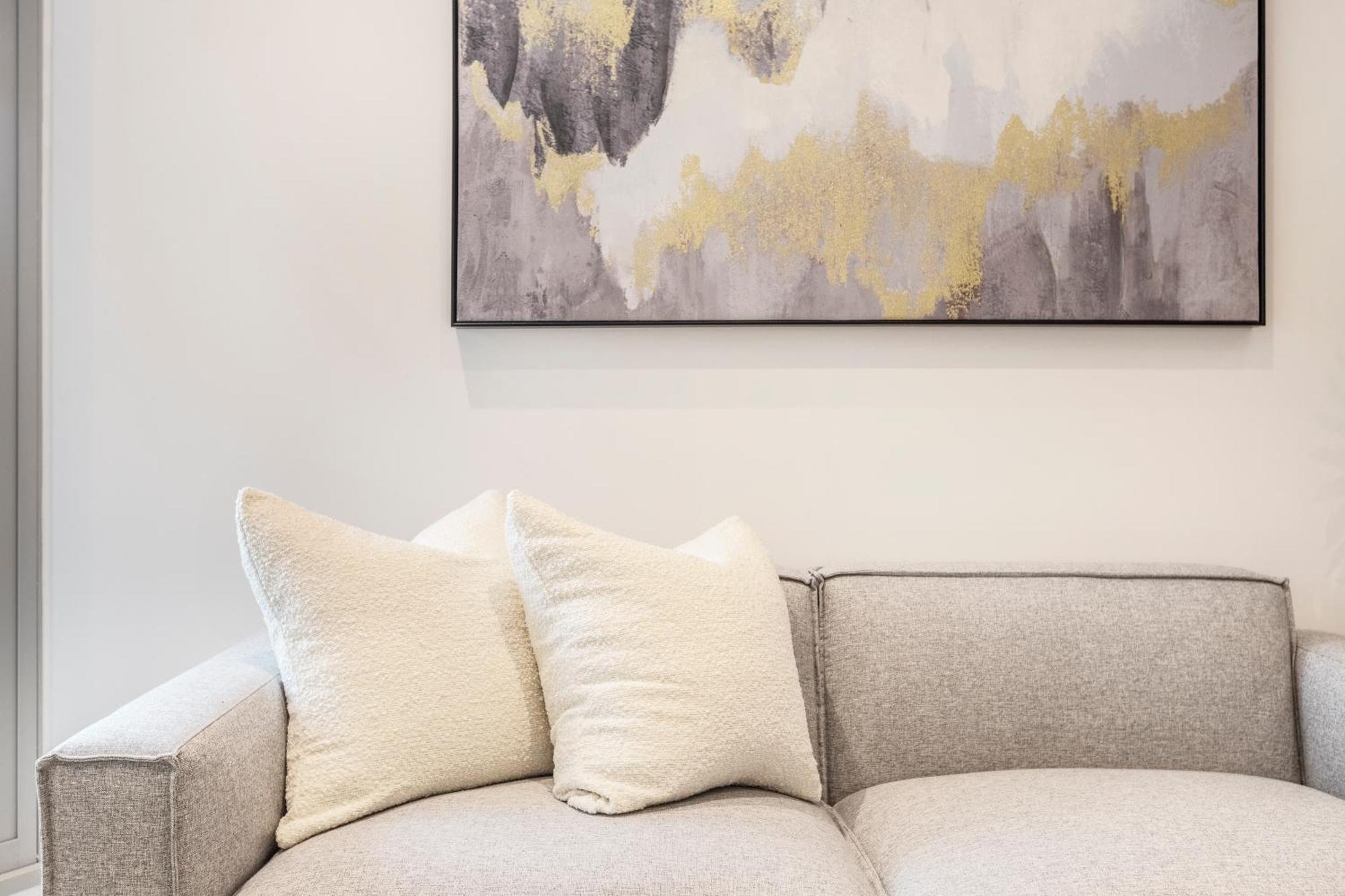 Contemporary Cbd Living From Level 23 At West Side Apartment Melbourne