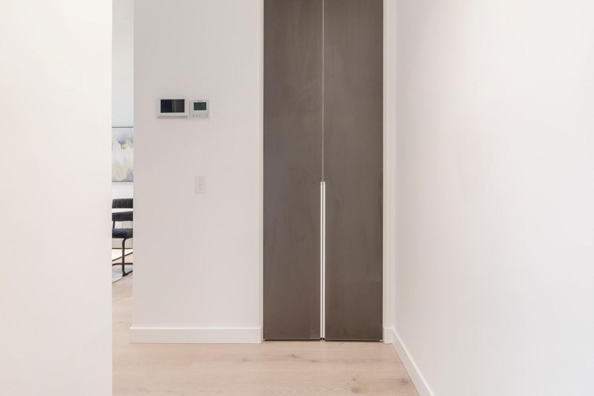 Contemporary Cbd Living From Level 23 At West Side Apartment