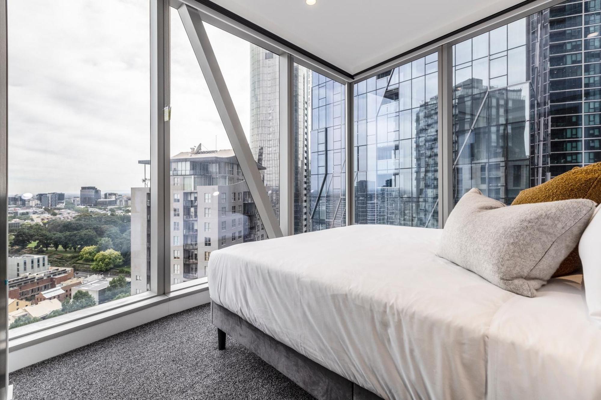 Contemporary Cbd Living From Level 23 At West Side Apartment Melbourne