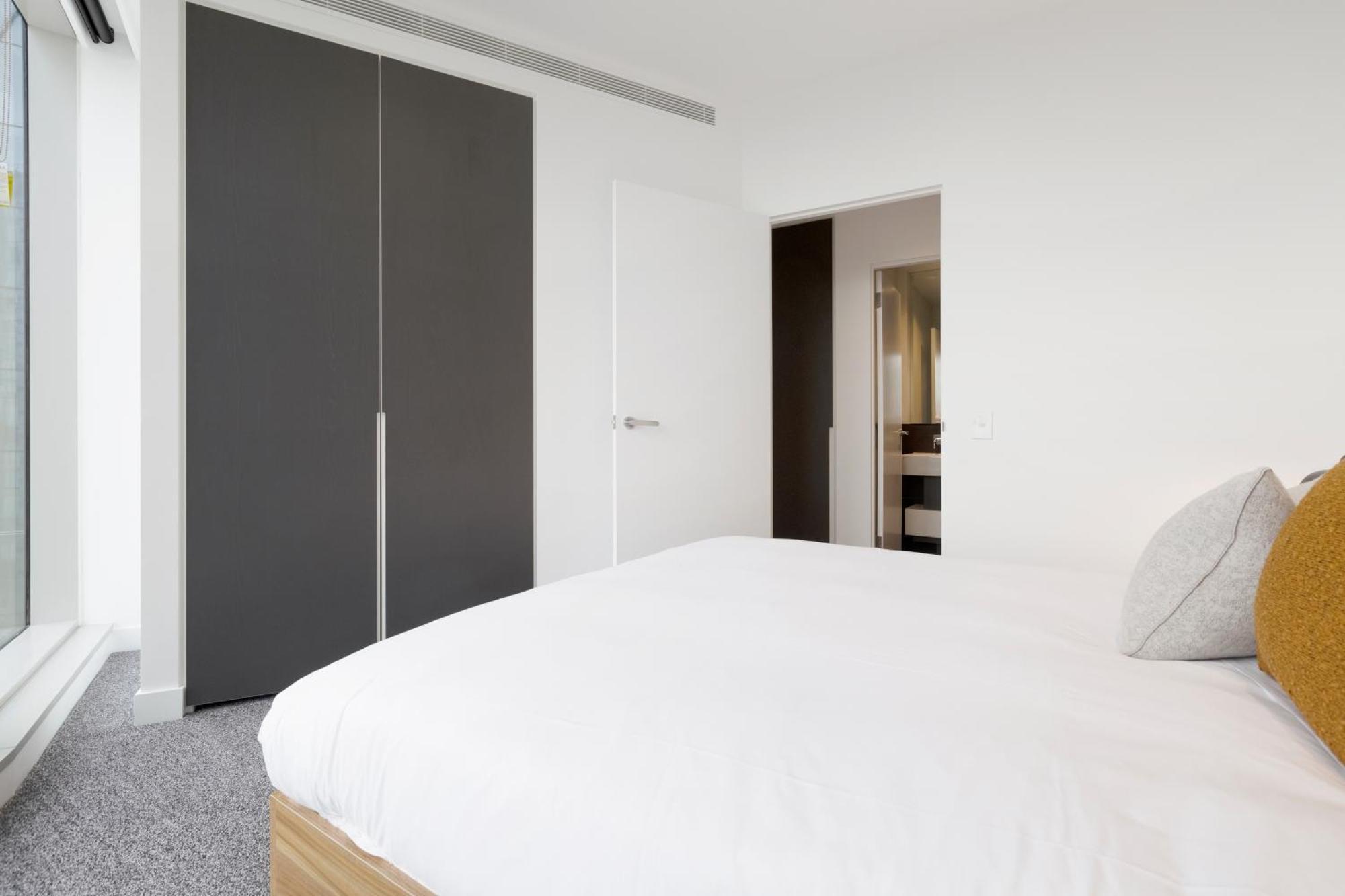 Contemporary Cbd Living From Level 23 At West Side