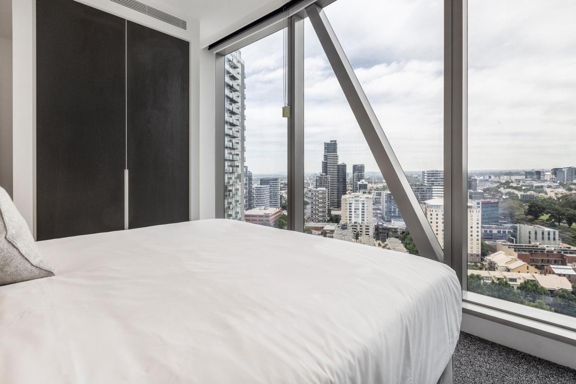 Contemporary Cbd Living From Level 23 At West Side Apartment Melbourne