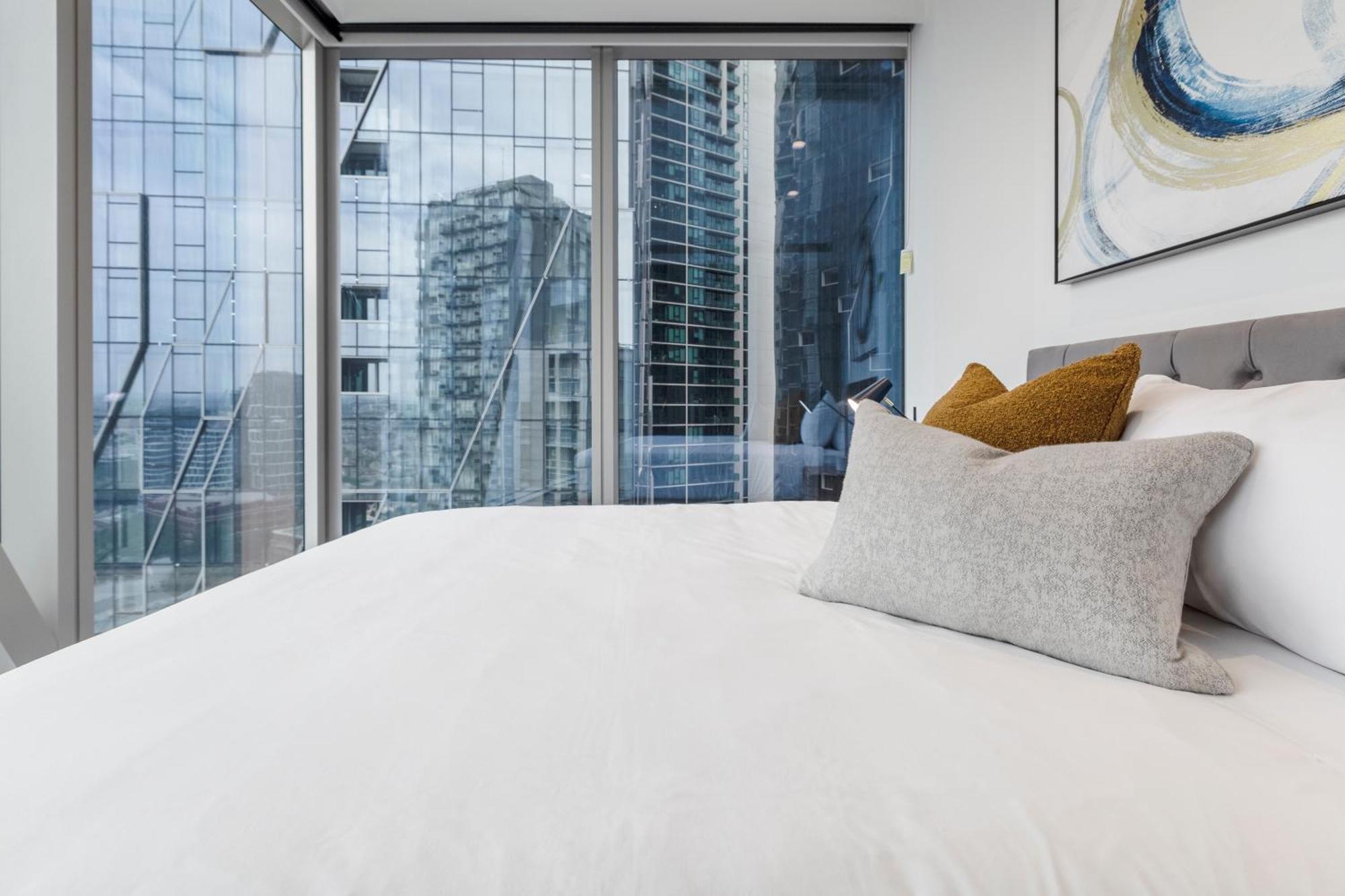 Contemporary Cbd Living From Level 23 At West Side Apartment