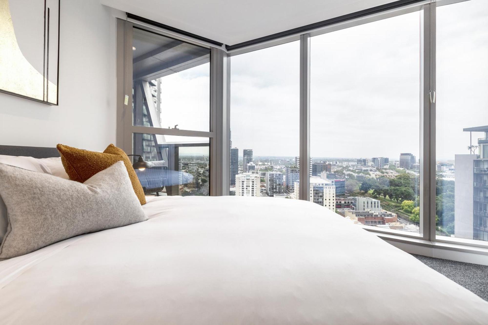 Apartment Contemporary Cbd Living From Level 23 At West Side Melbourne
