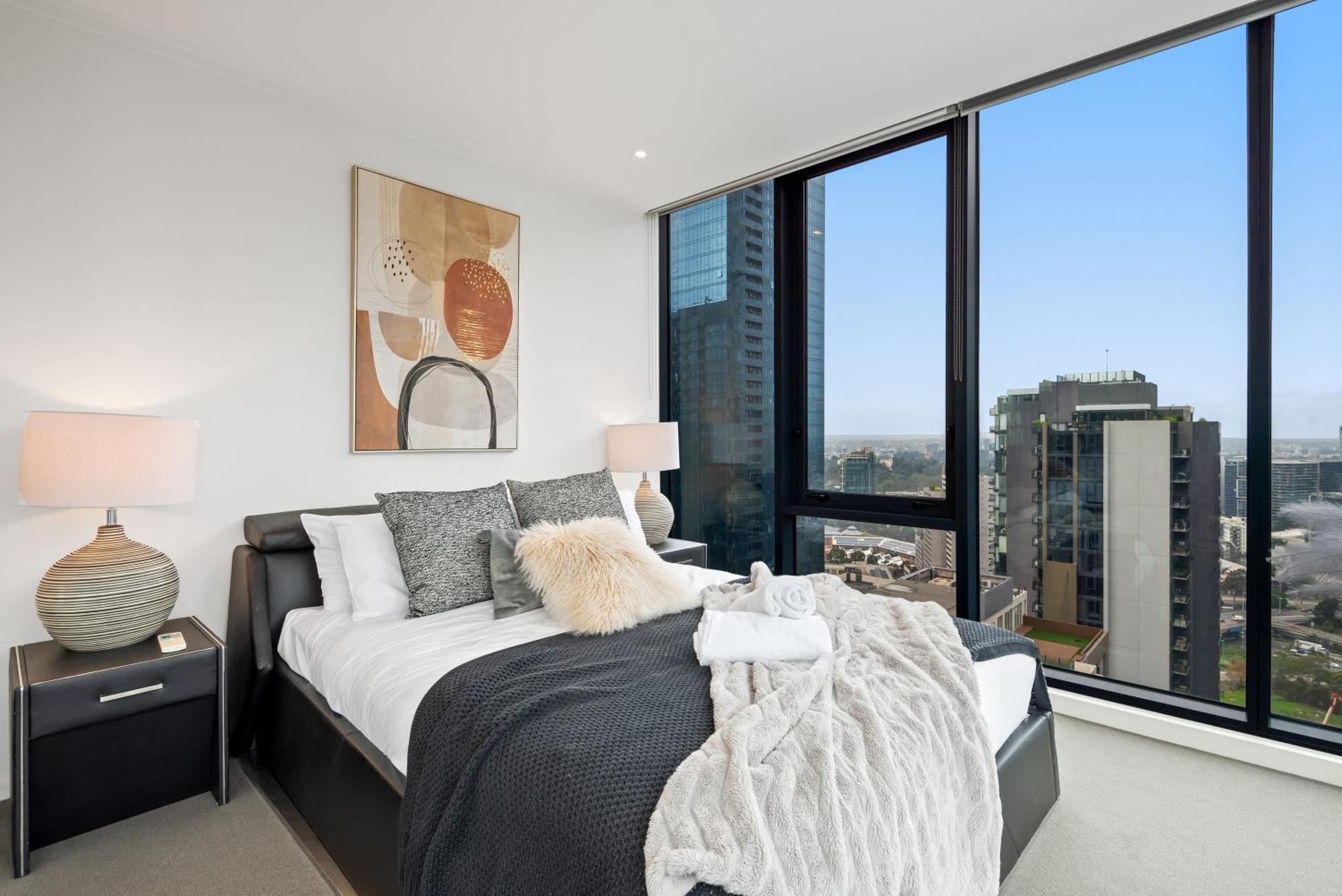 Panoramic Skyline Haven Apartment