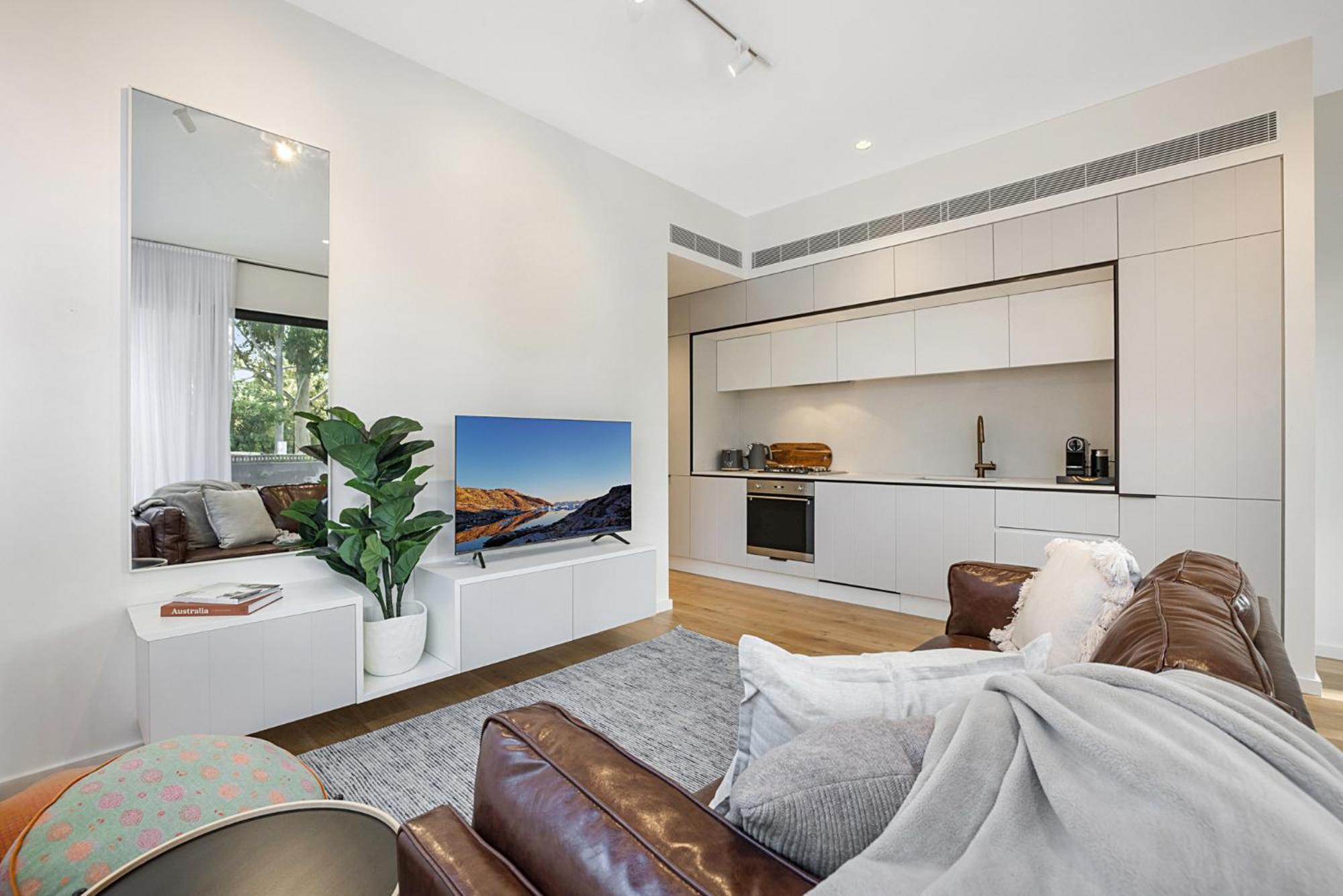 Bright Terrace Unit Next To Chapel St Dining Melbourne