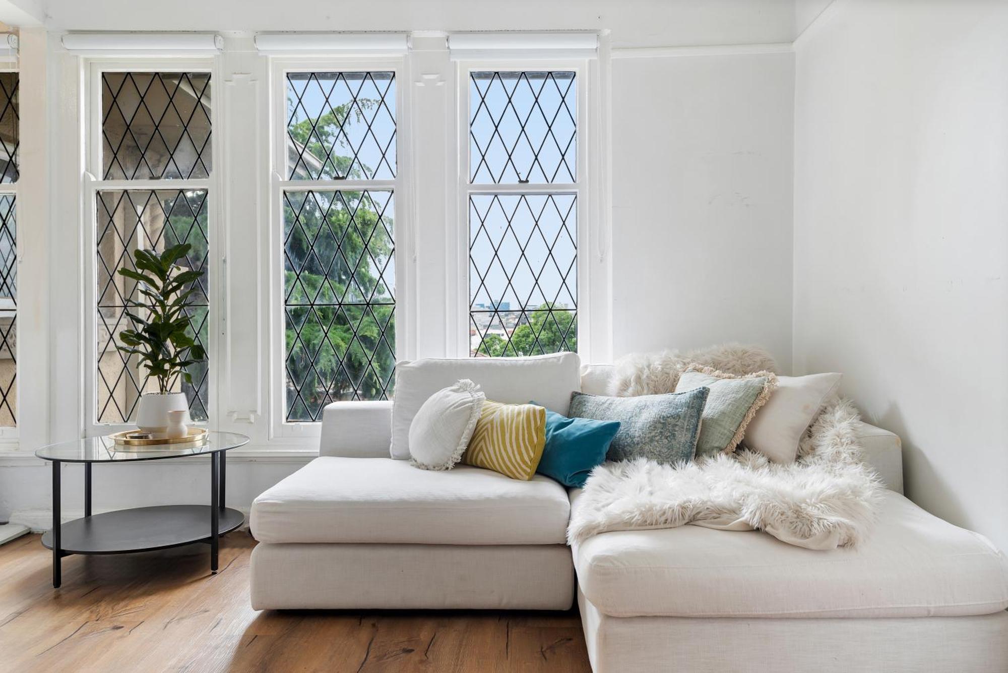 Apartment Large 1 Bdrm Light Filled With Views, South Yarra