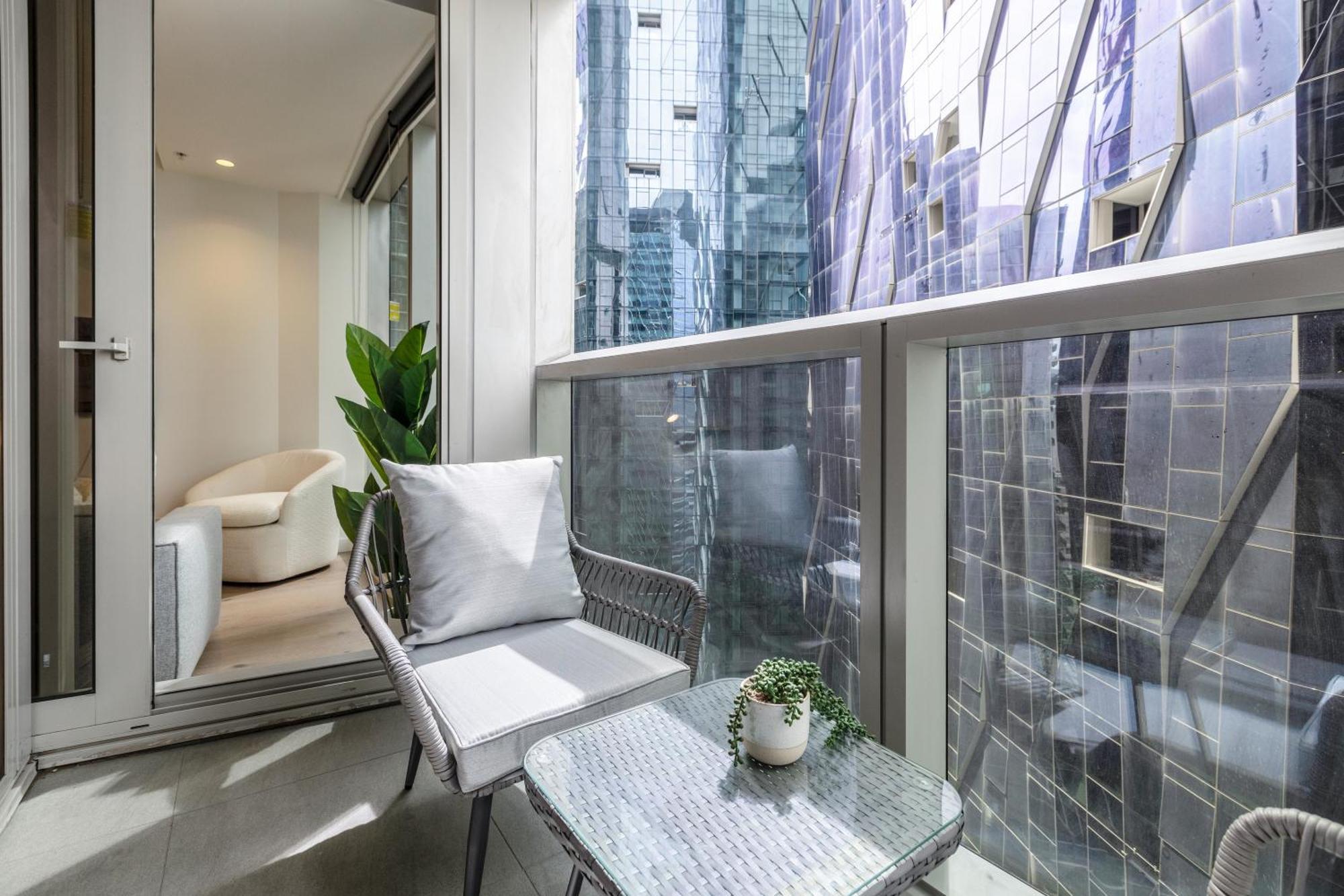 Apartment West Side Marvel Stadium Views Shopping Cbd Melbourne