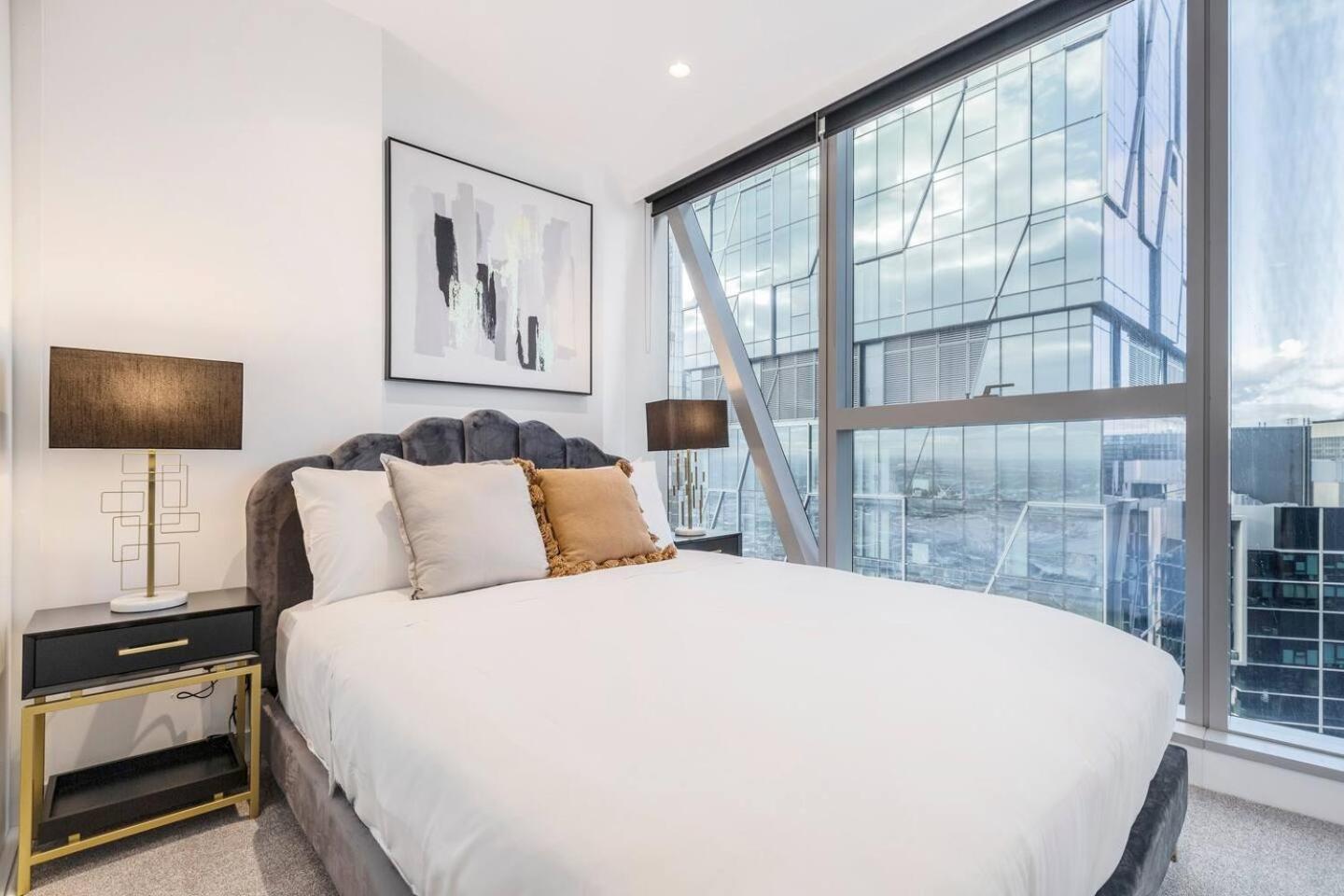 West Side Sleek & Vibrant Cbd Getaway Apartment *