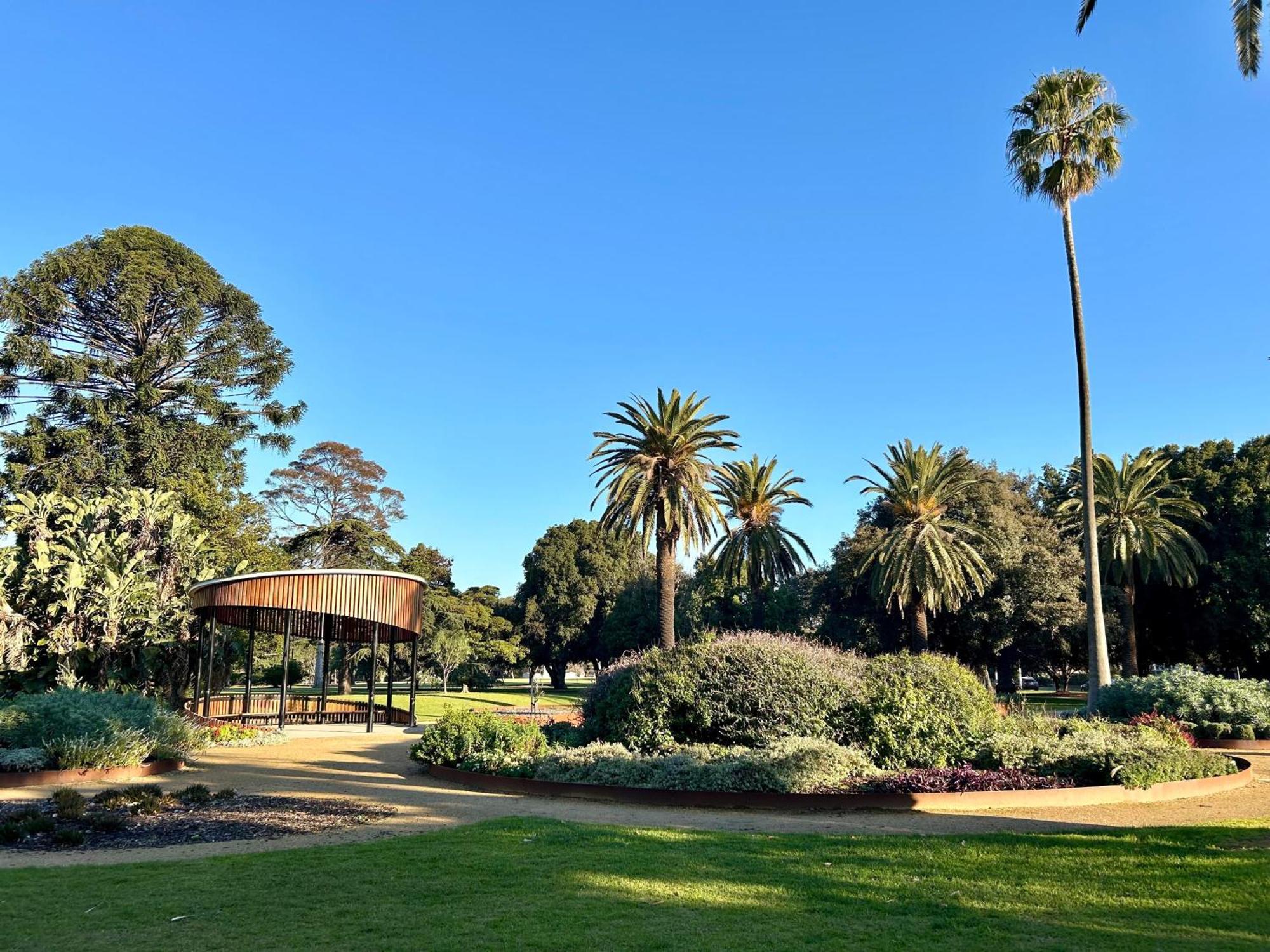 Park Life! Elegant & Sun-filled 2 Bed 2 Bath In Caulfield North Melbourne