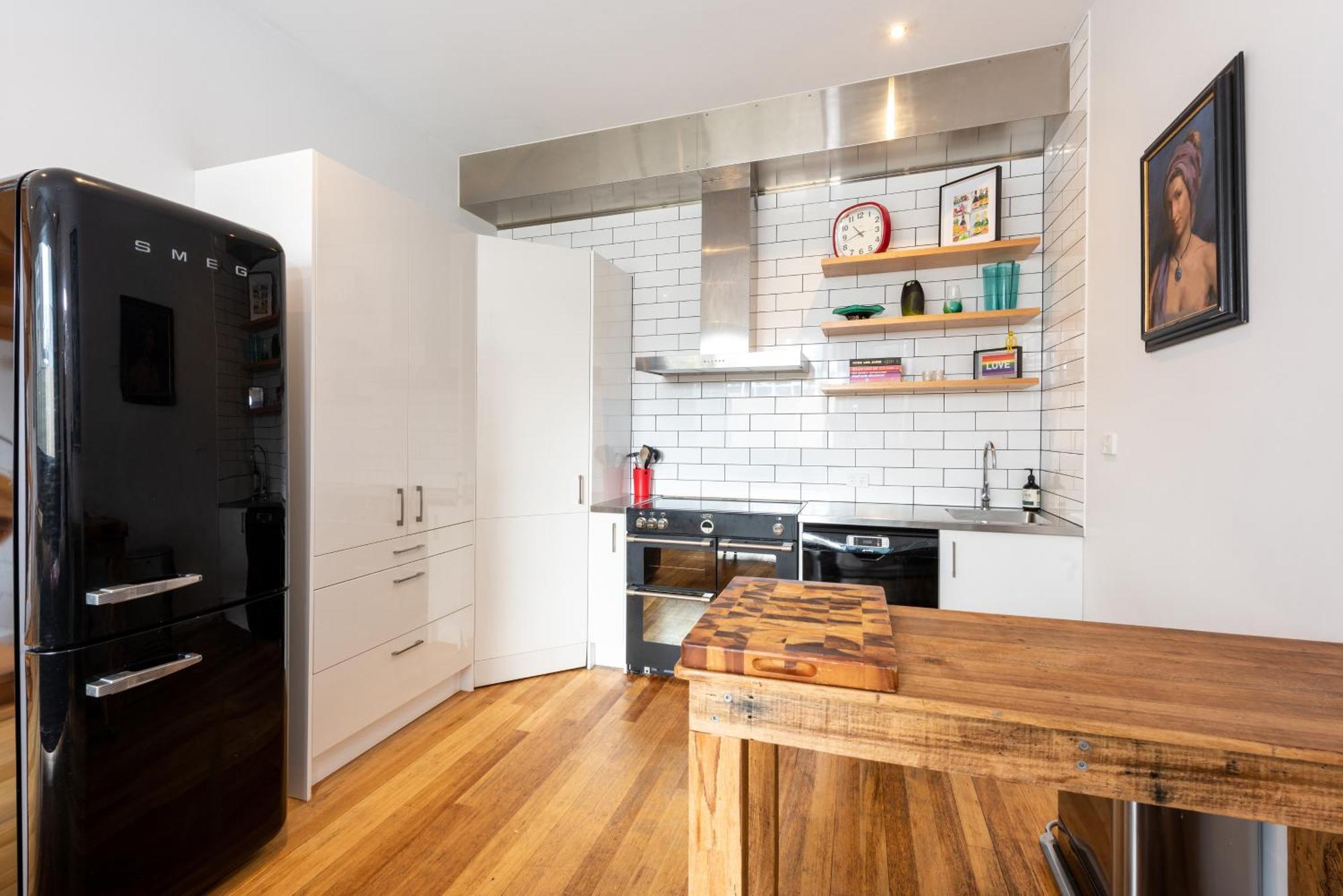 Stylish 3-bed Unit In The Heart Of Cbd! Melbourne