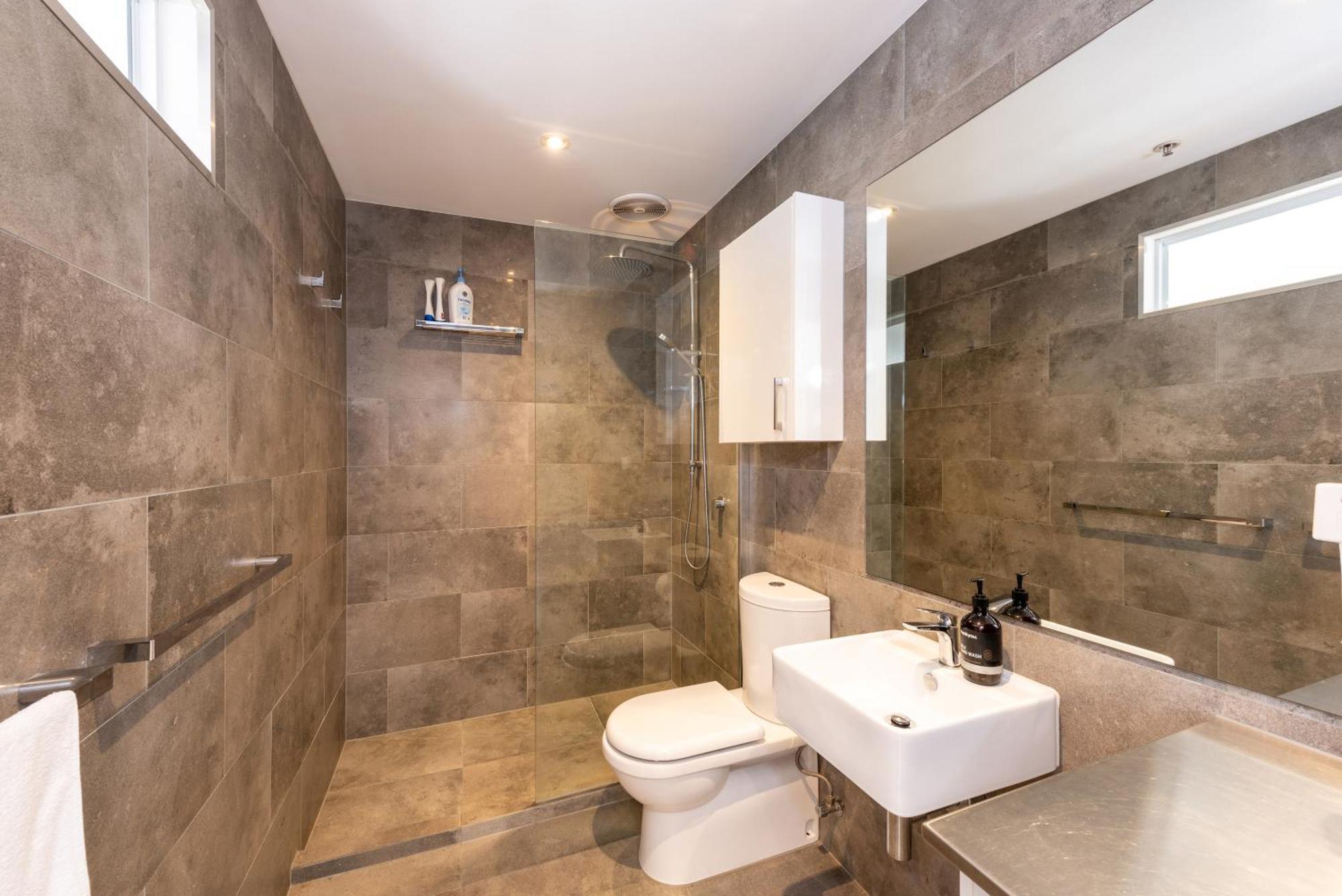 Stylish 3-bed Unit In The Heart Of Cbd! Apartment *