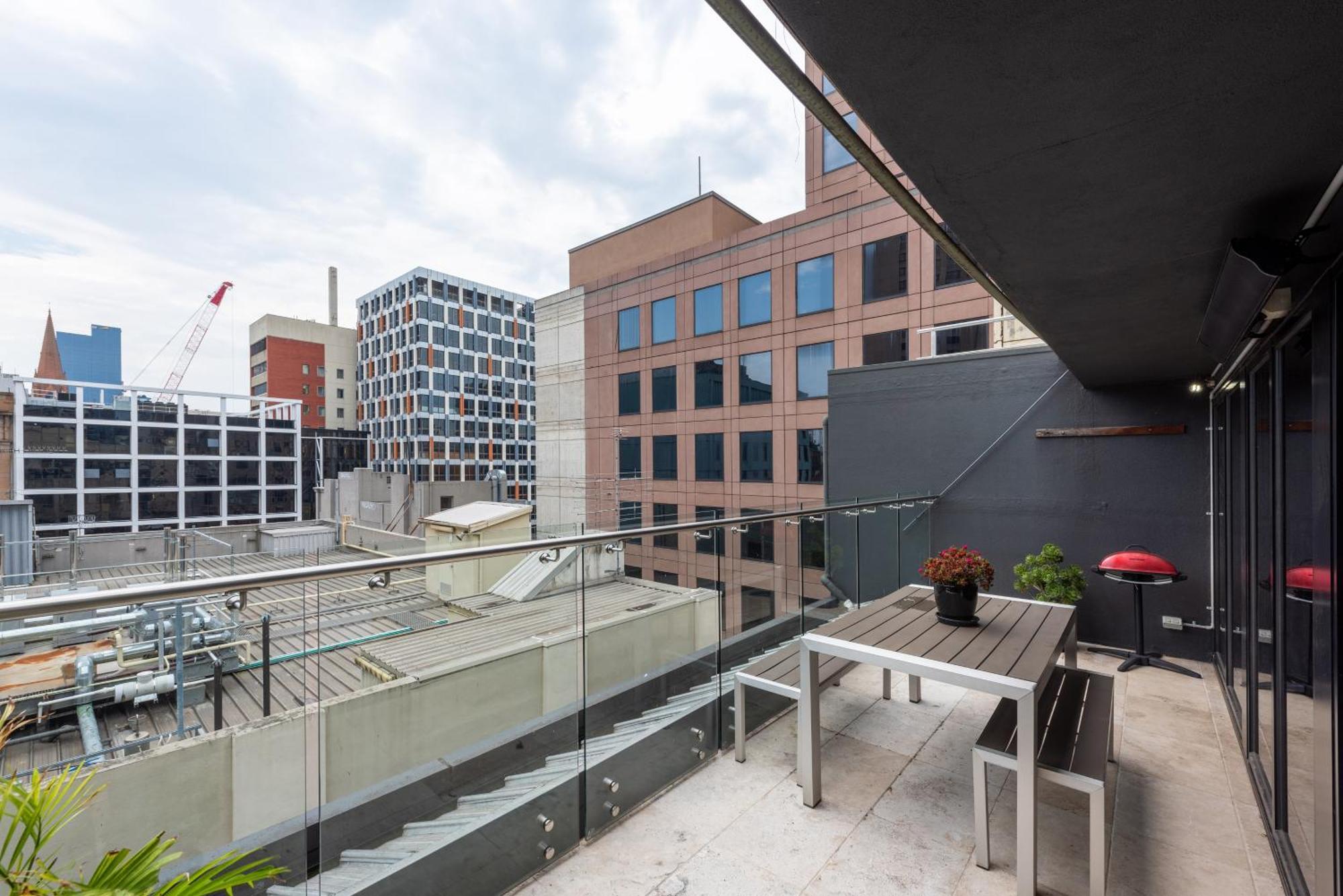 Apartment Stylish 3-bed Unit In The Heart Of Cbd! *