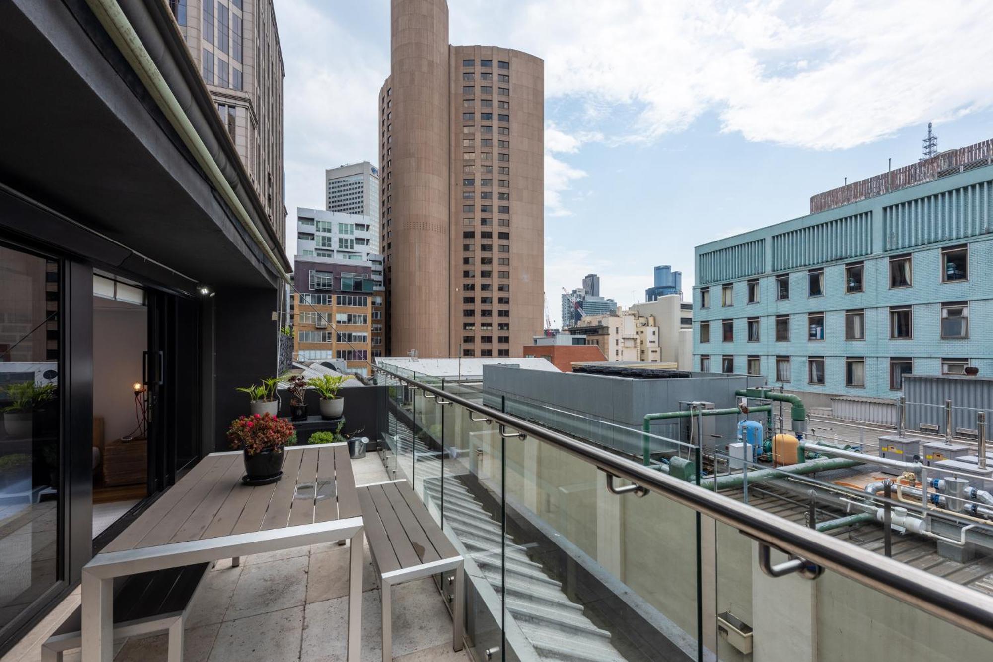 Stylish 3-bed Unit In The Heart Of Cbd! Melbourne