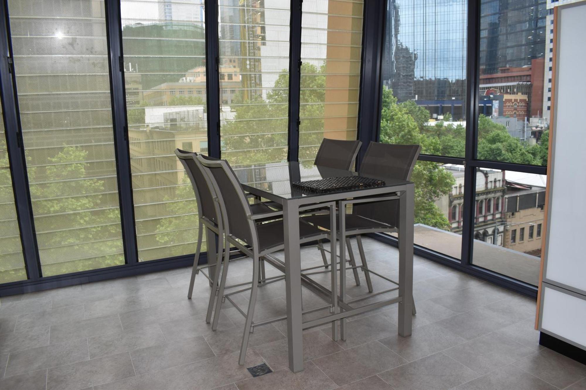 Spacious 1 Bedroom In The Heart Of Melbourne's Cbd *