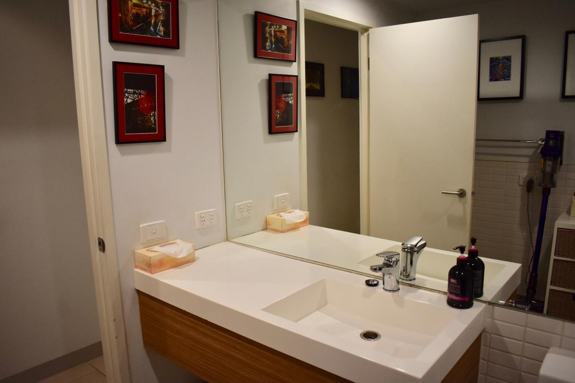 Spacious 1 Bedroom In The Heart Of Melbourne's Cbd Apartment *