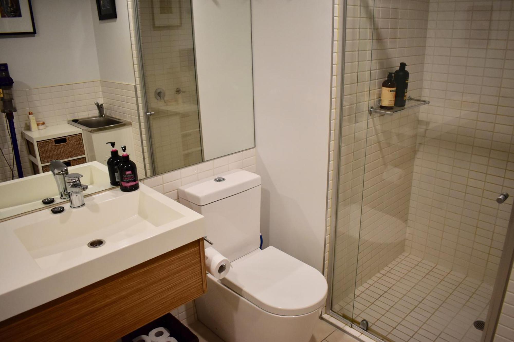 Spacious 1 Bedroom In The Heart Of Melbourne's Cbd *