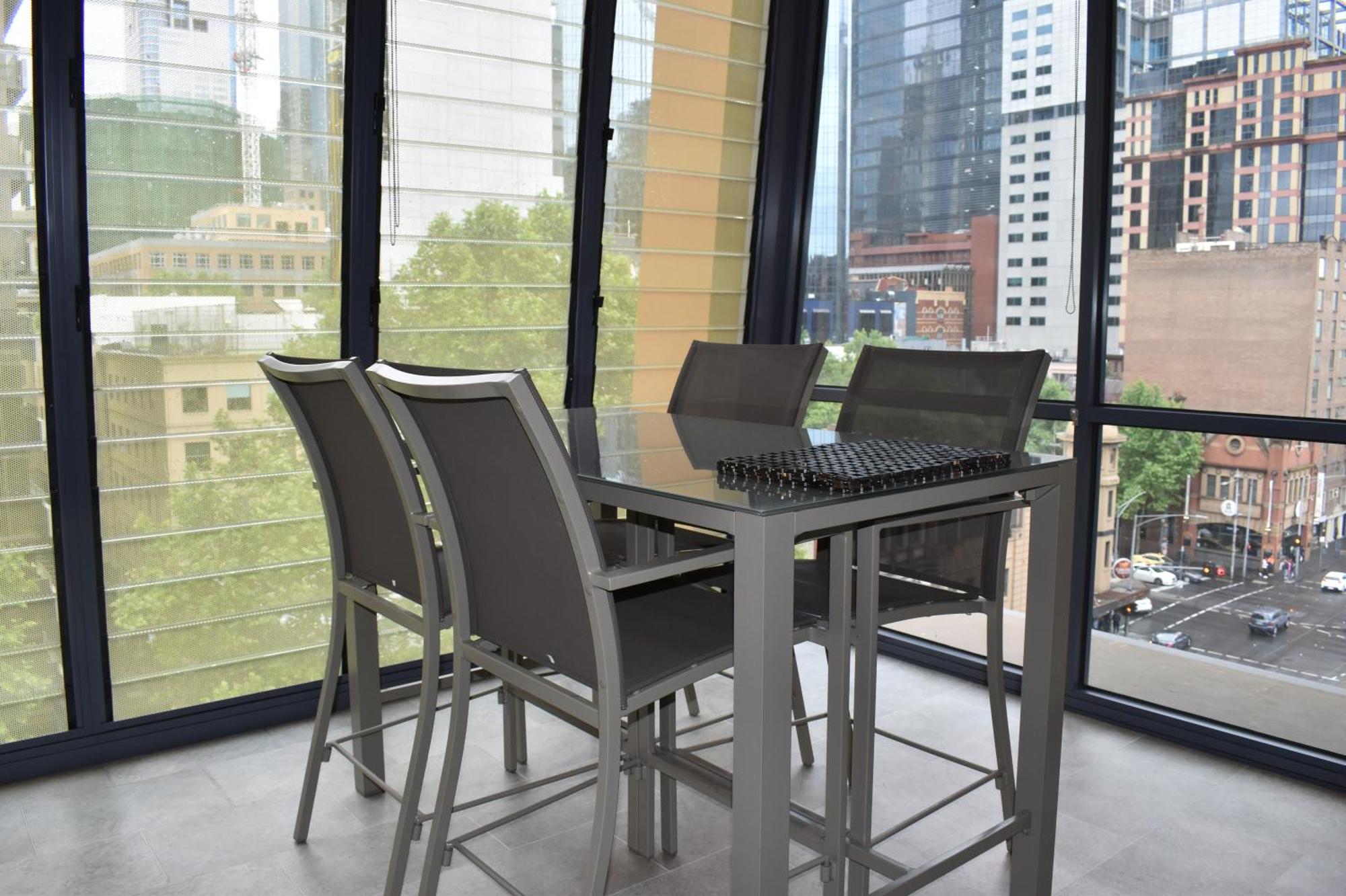 Spacious 1 Bedroom In The Heart Of Melbourne's Cbd Melbourne