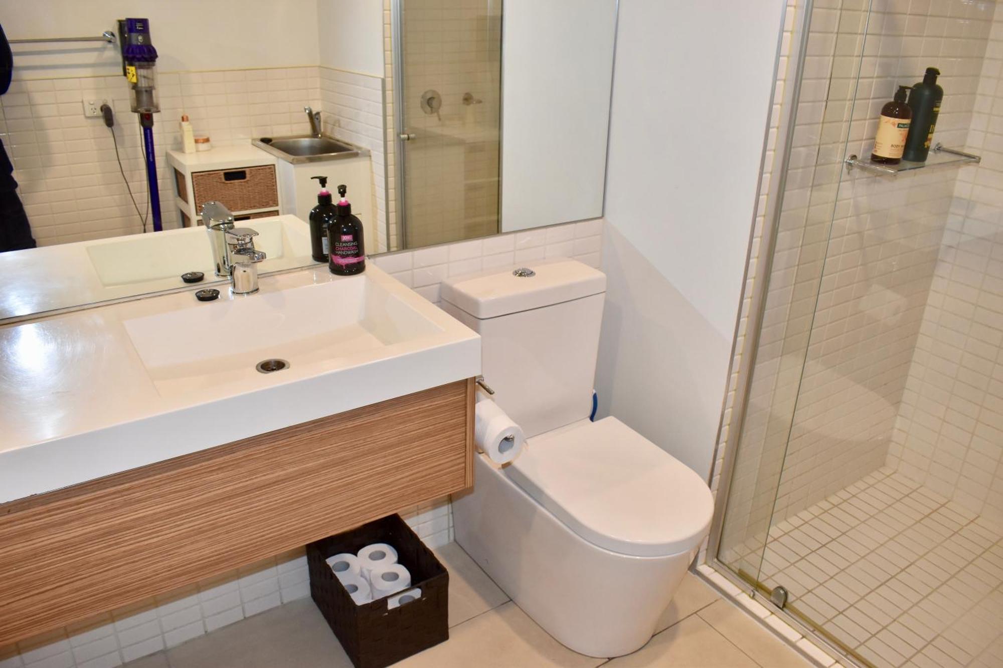 Spacious 1 Bedroom In The Heart Of Melbourne's Cbd