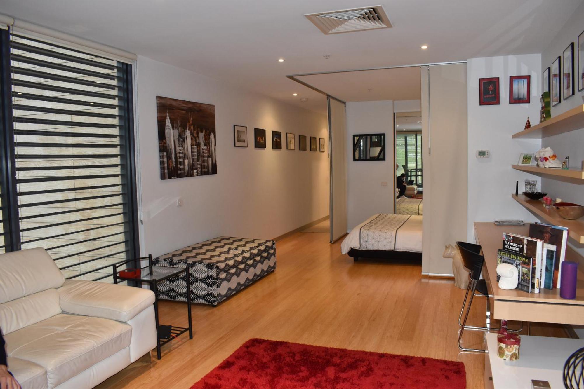 Spacious 1 Bedroom In The Heart Of Melbourne's Cbd Apartment *