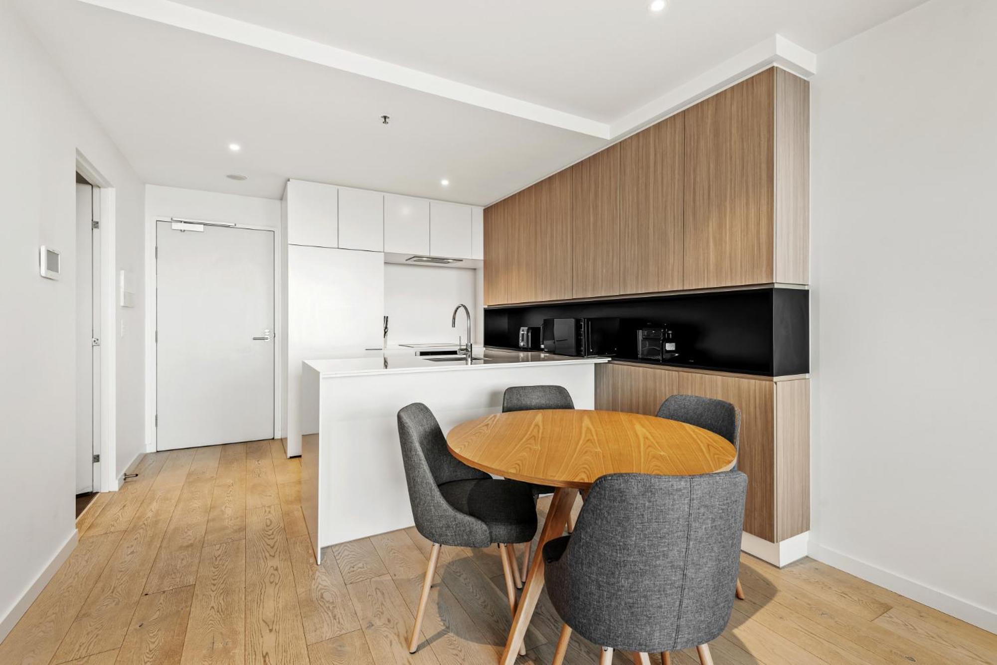 Modern 1-bed & Views, Steps From Racecourse Apartment
