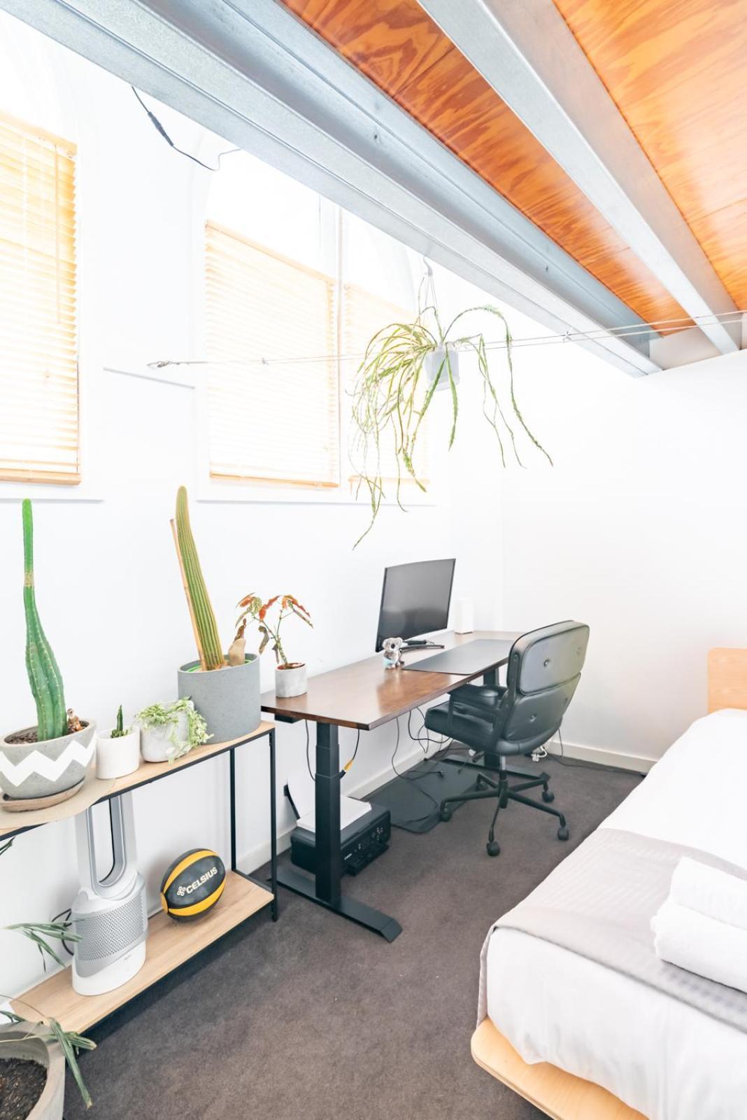 Apartment Light-filled Converted Warehouse 2 Bedroom In Prahran