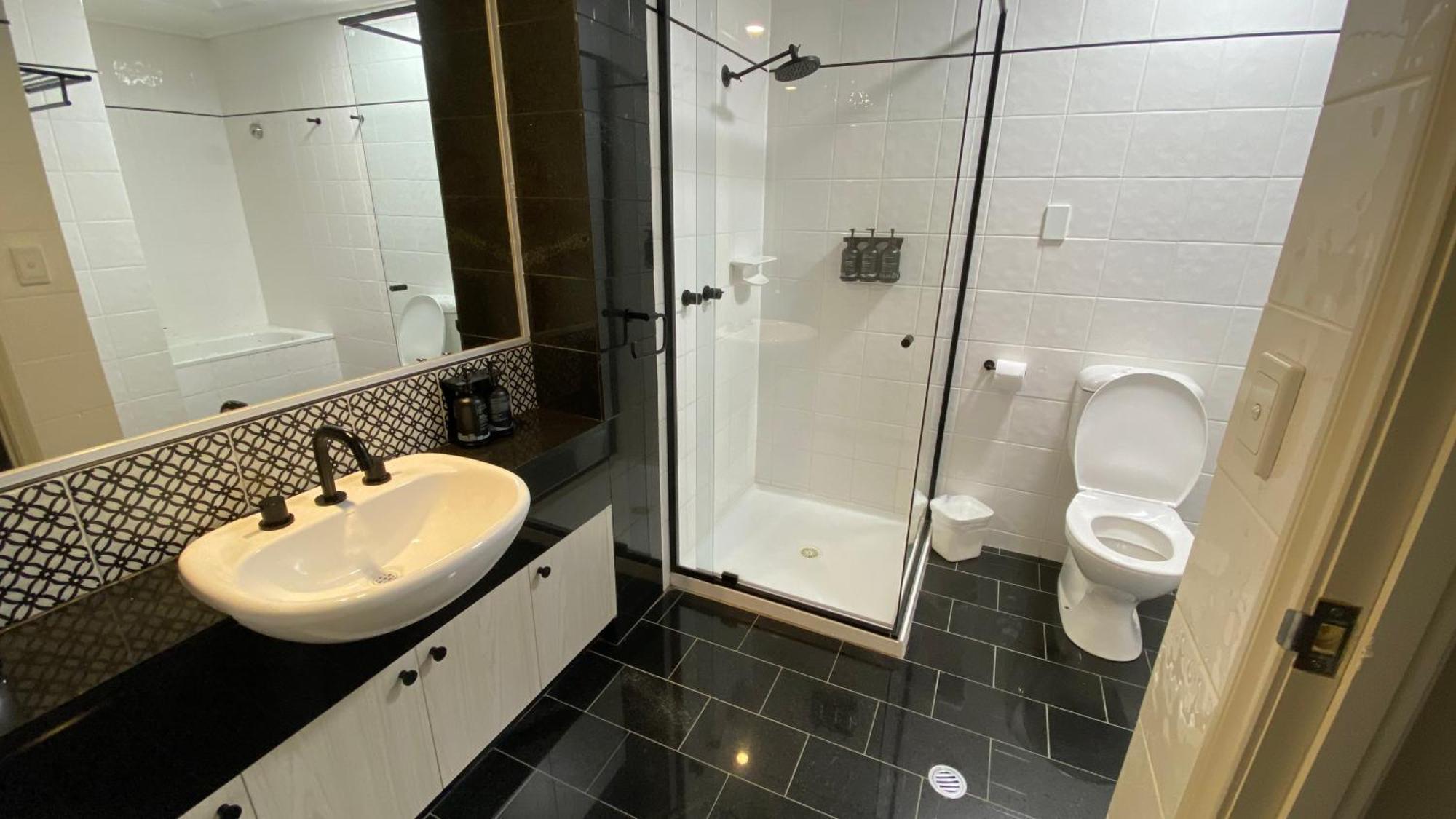 Chic 1-bedroom In Cbd *