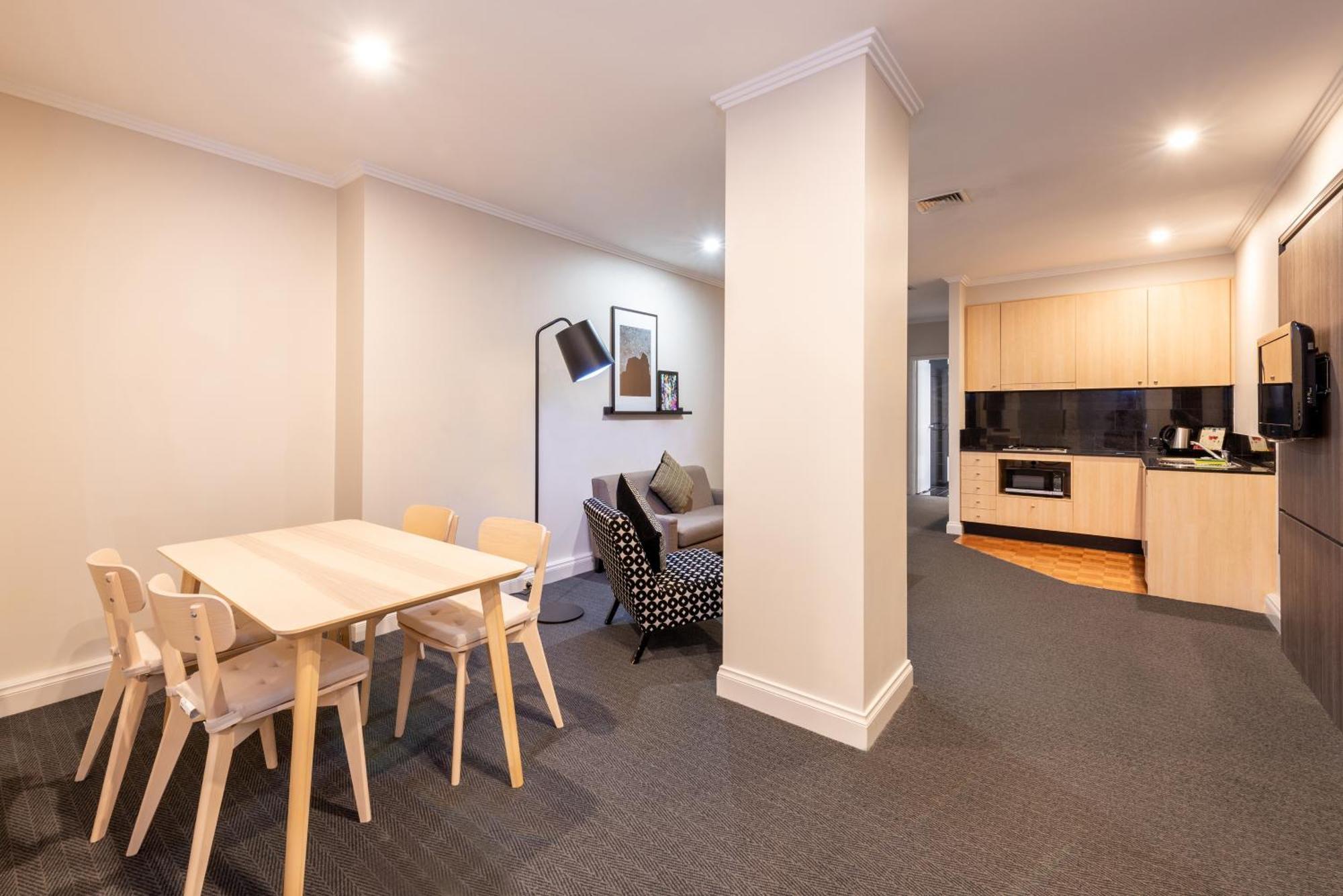 Chic 1-bedroom In Cbd Apartment