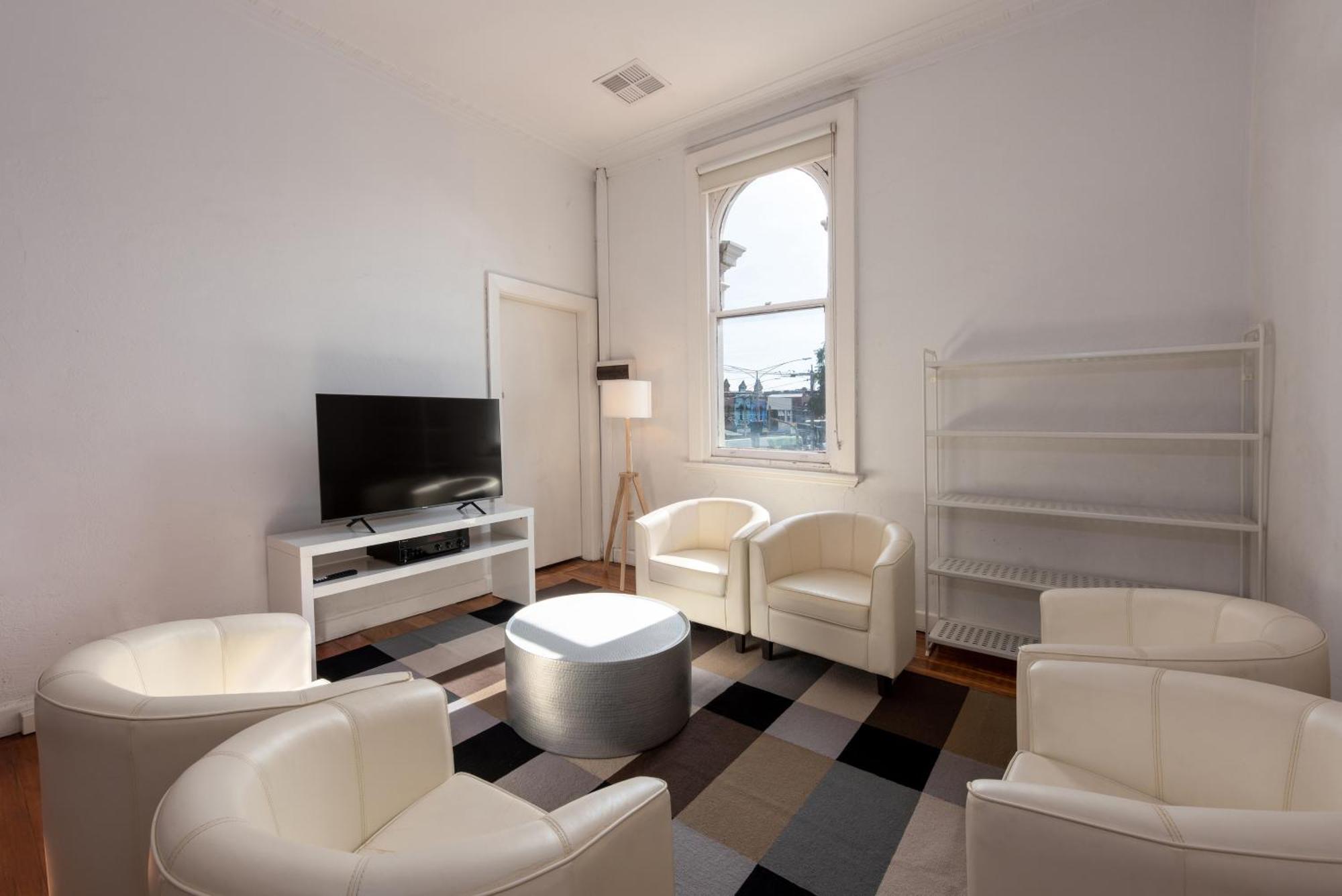 Private Unit In Heritage Building In Fitzroy North *