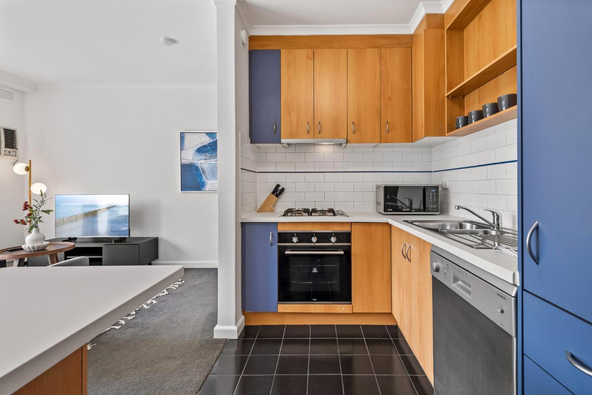 Cosy 1-bed Balcony Unit In Quiet Street By Shops
