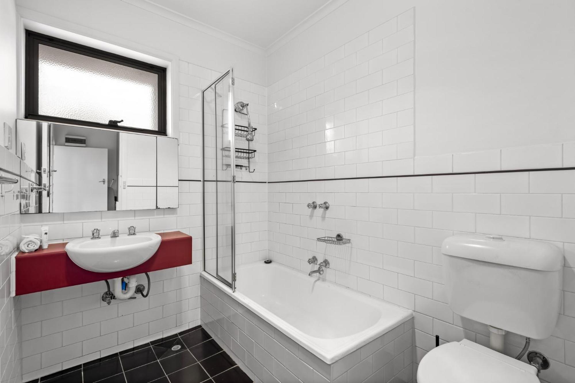Cosy 1-bed Balcony Unit In Quiet Street By Shops Apartment