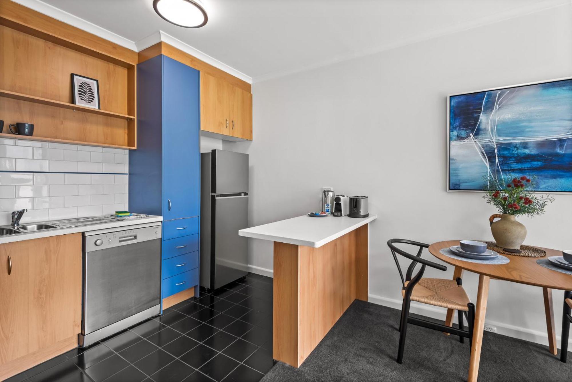Apartment Cosy 1-bed Balcony Unit In Quiet Street By Shops