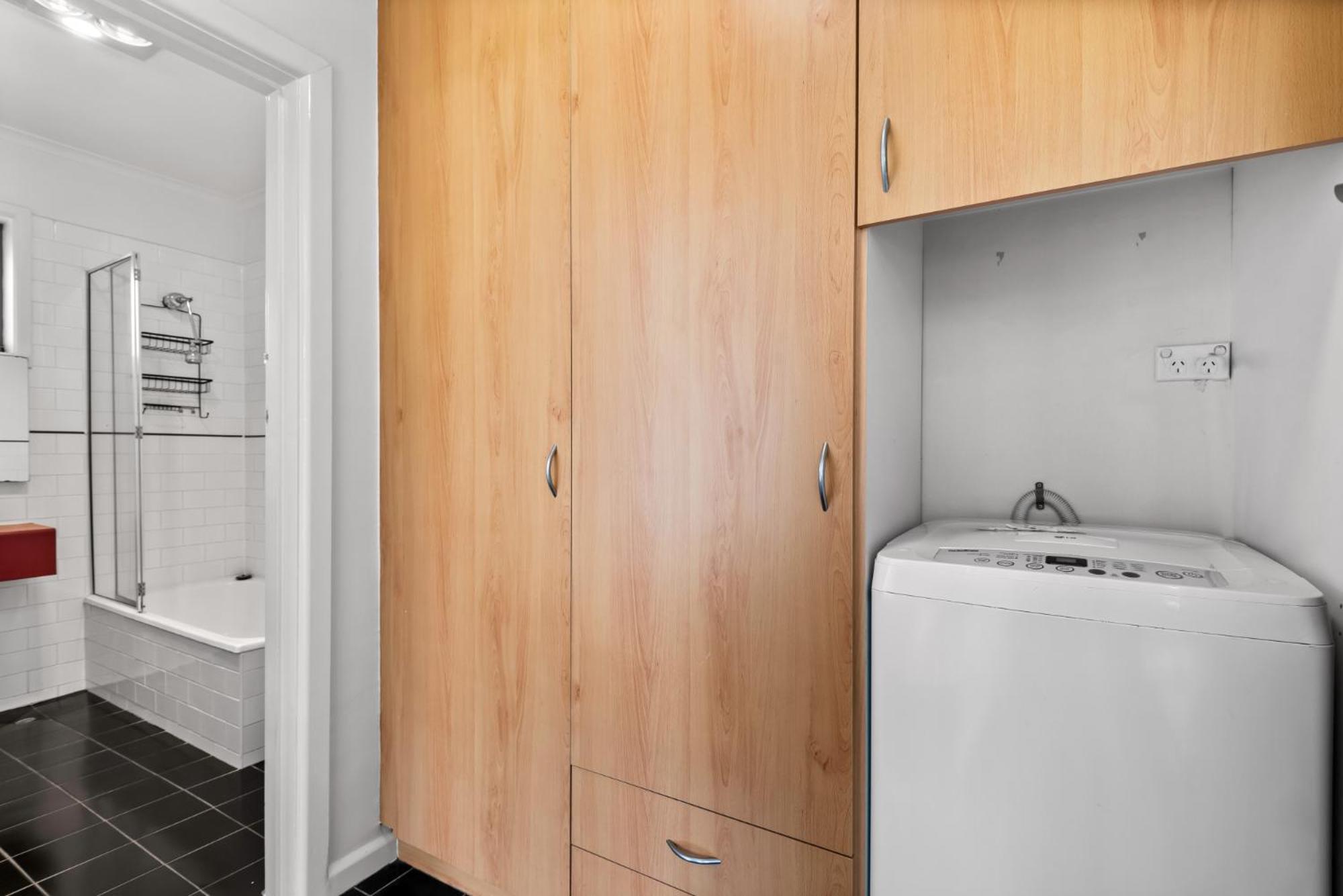 Cosy 1-bed Balcony Unit In Quiet Street By Shops Apartment Melbourne